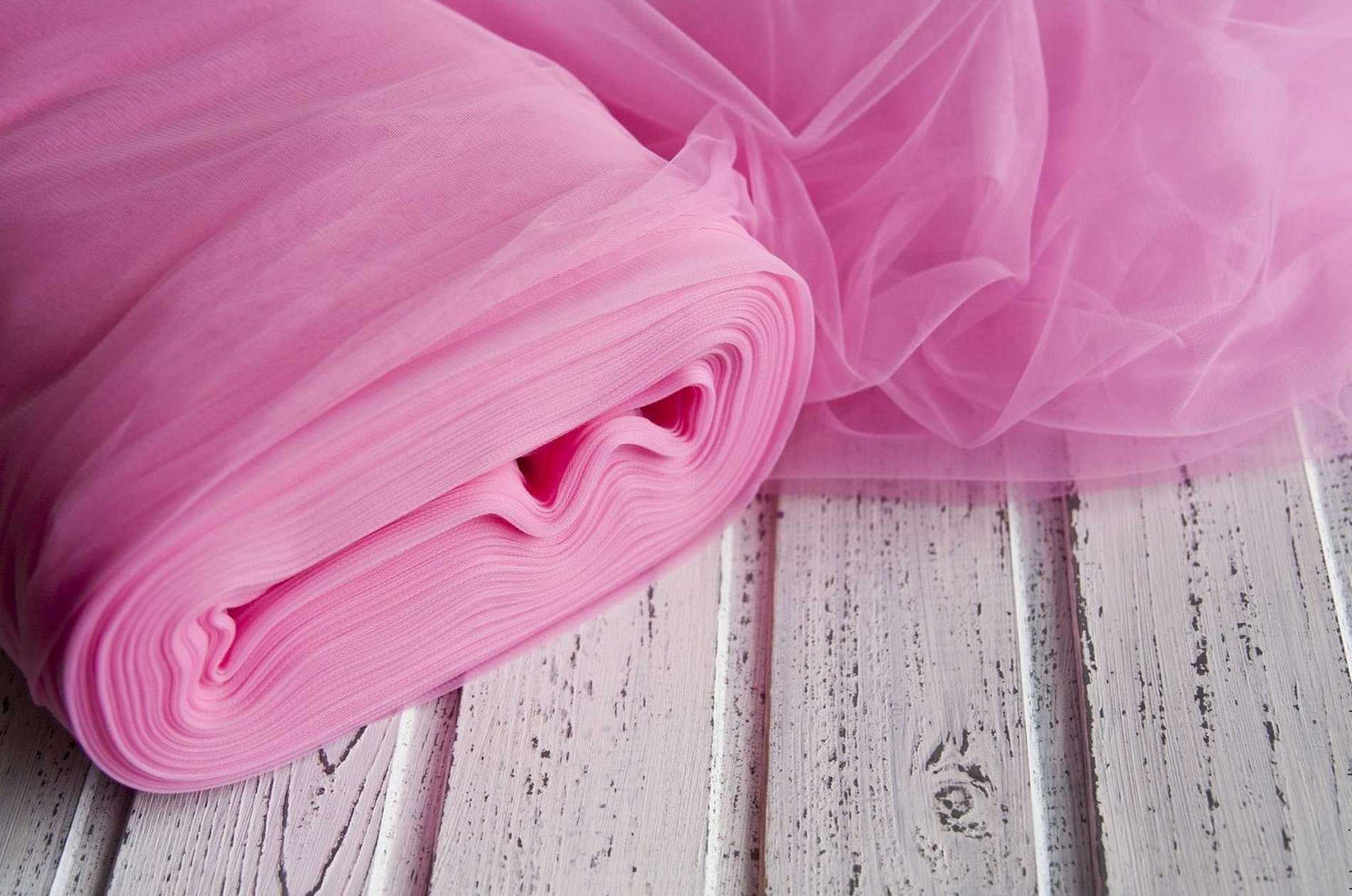Розовый фатин ткань