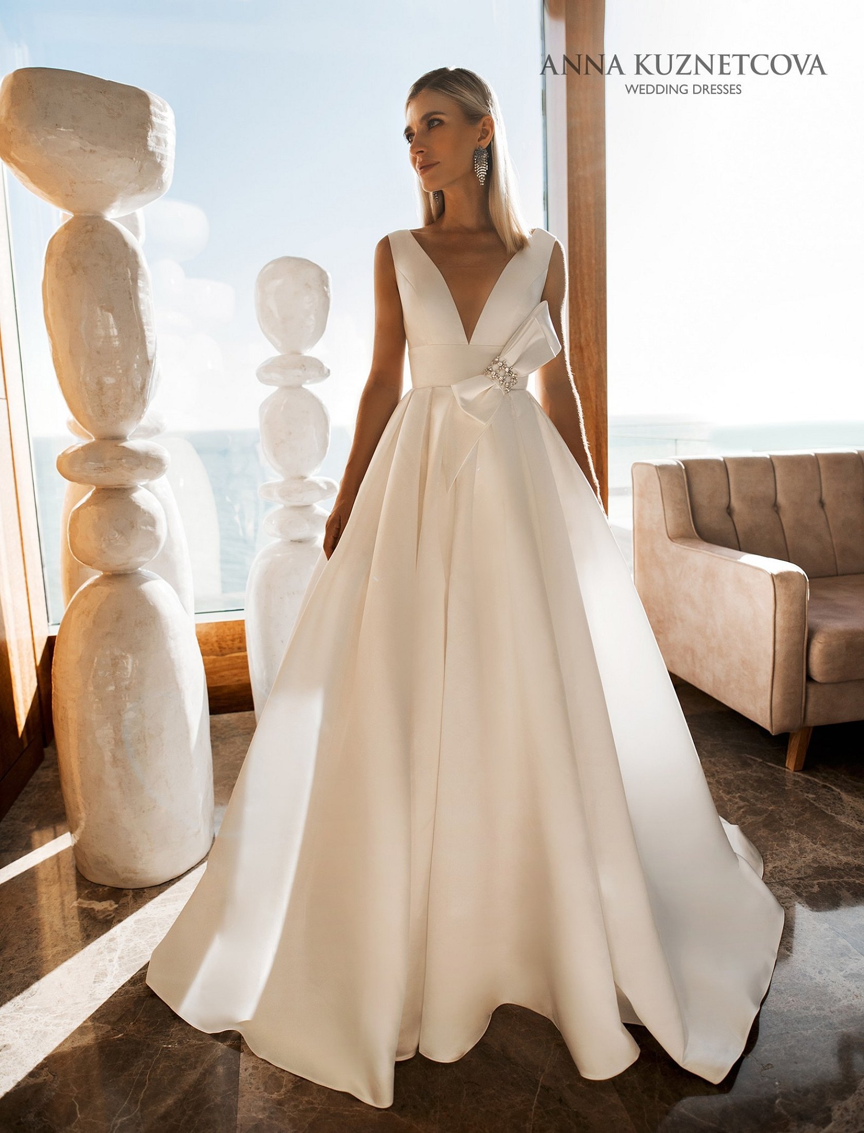 Атласное свадебное платье с вырезом