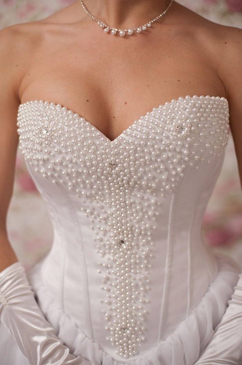 Свадебное платье с вышивкой на корсете