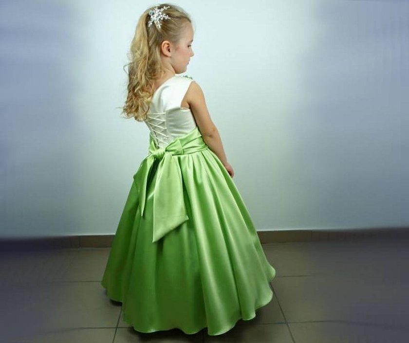 Детское платье зеленое из атласа