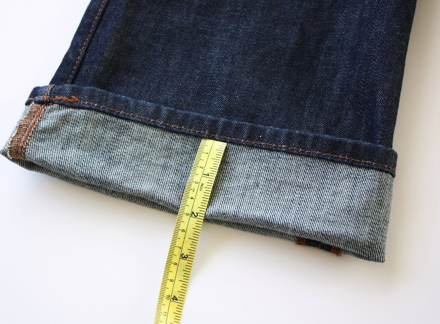 подвернуть джинсы с сохранением низа