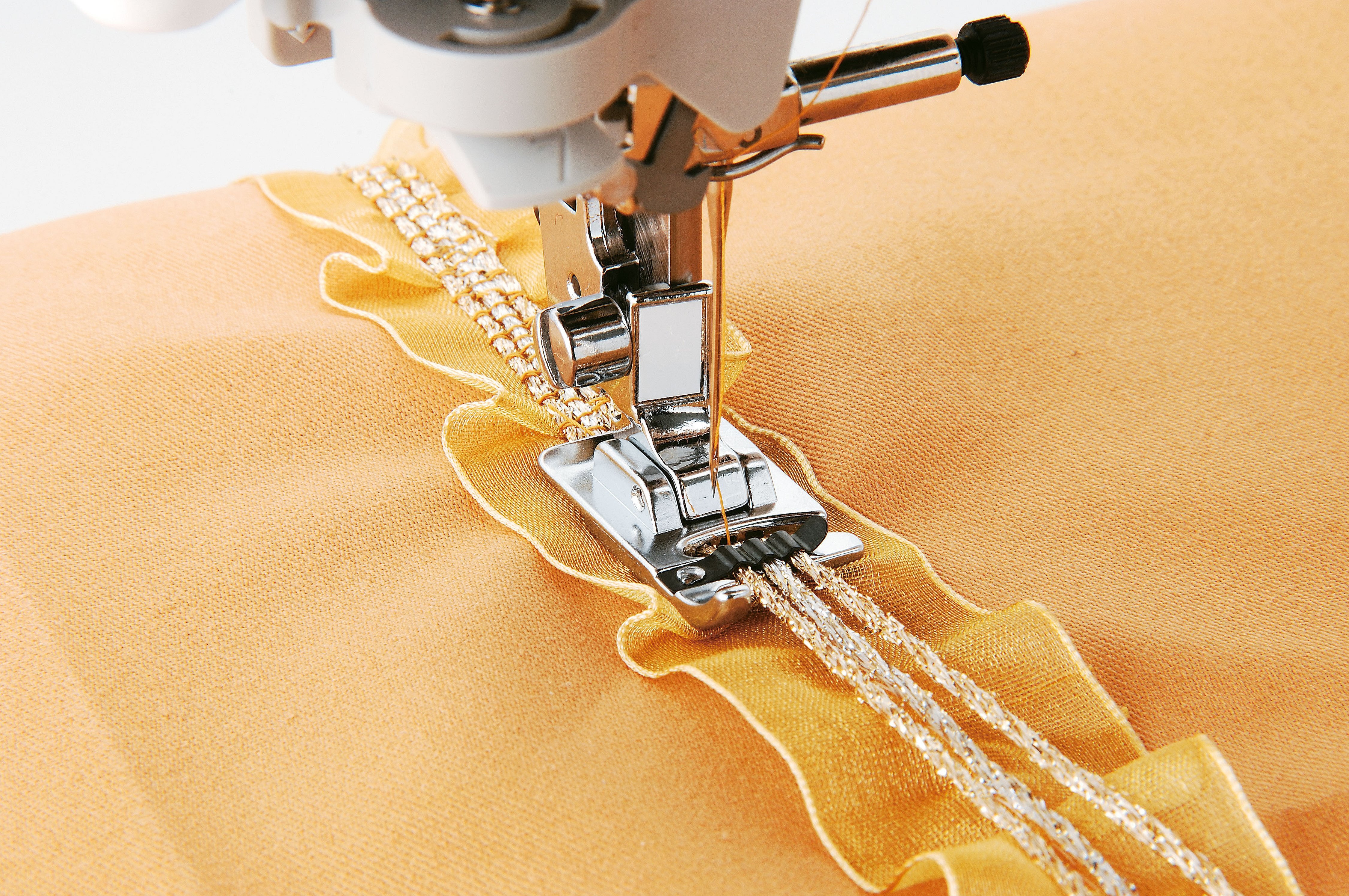 Лапка для швейной машины для вшивания шнура