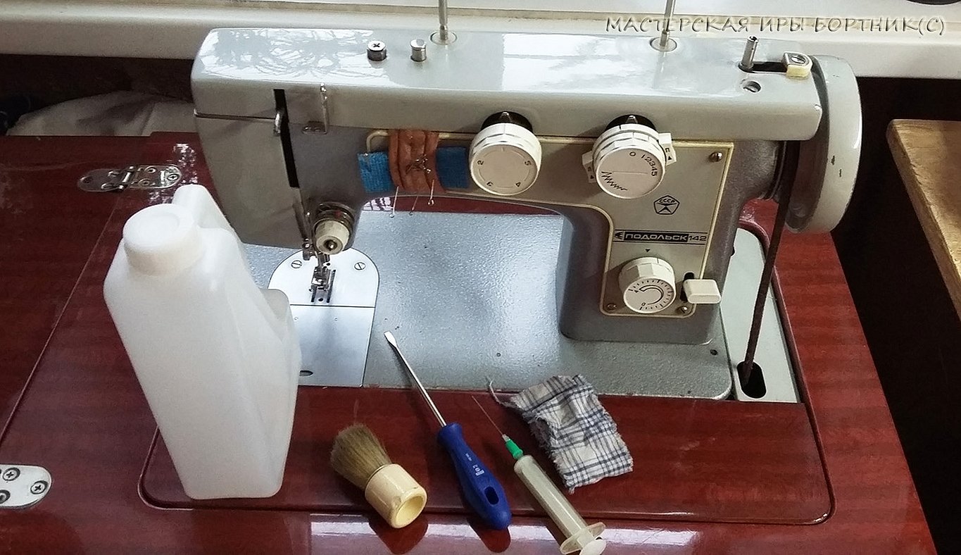 Самостоятельный ремонт швейной машинки подольск. Швейная машинка Чайка Зингер. Смазка швейной машины Подольск 142. Промышленная швейная машинка Чайка. Подольск 142 швейная машина.