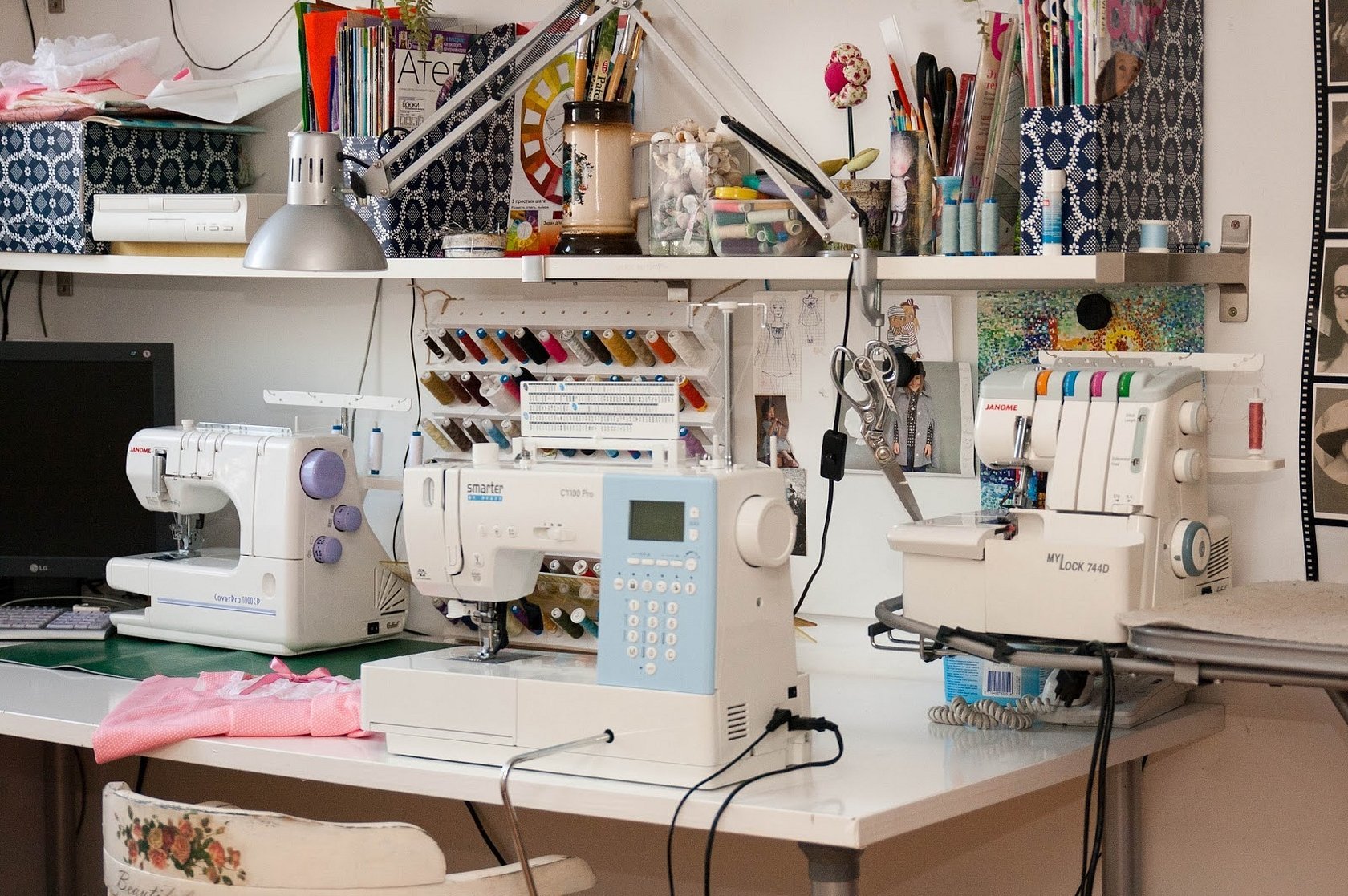 Сайт швейника. Оборудование для швейной мастерской. Швейное оборудование для ателье. Швейная машинка в мастерской. Инвентарь для ателье.