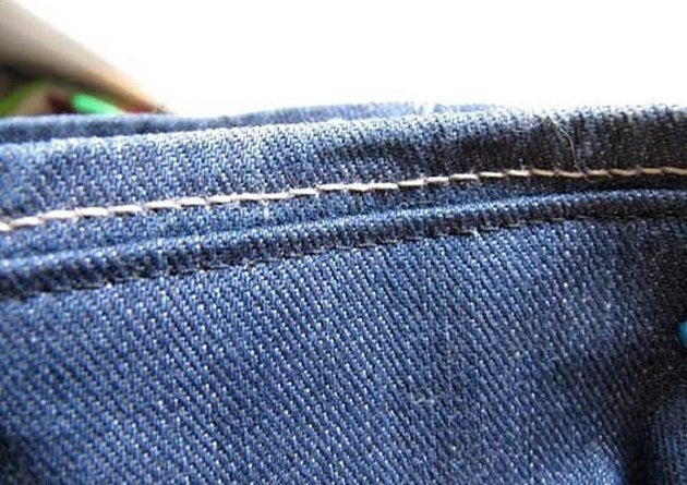 Как правильно подшить джинсы с сохранением низа. Подшивание джинсов. Джинсы с сохранением фабричного шва. Подгибка джинсов с сохранением шва. Подшить джинсы.