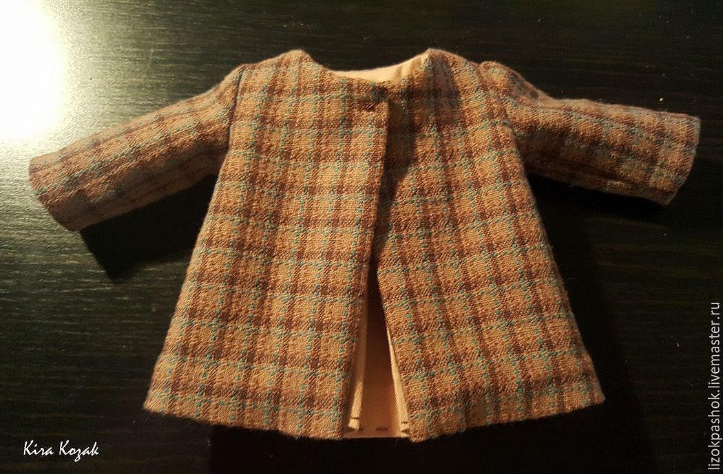 Шьем для куклы пальто со складкой на спинке