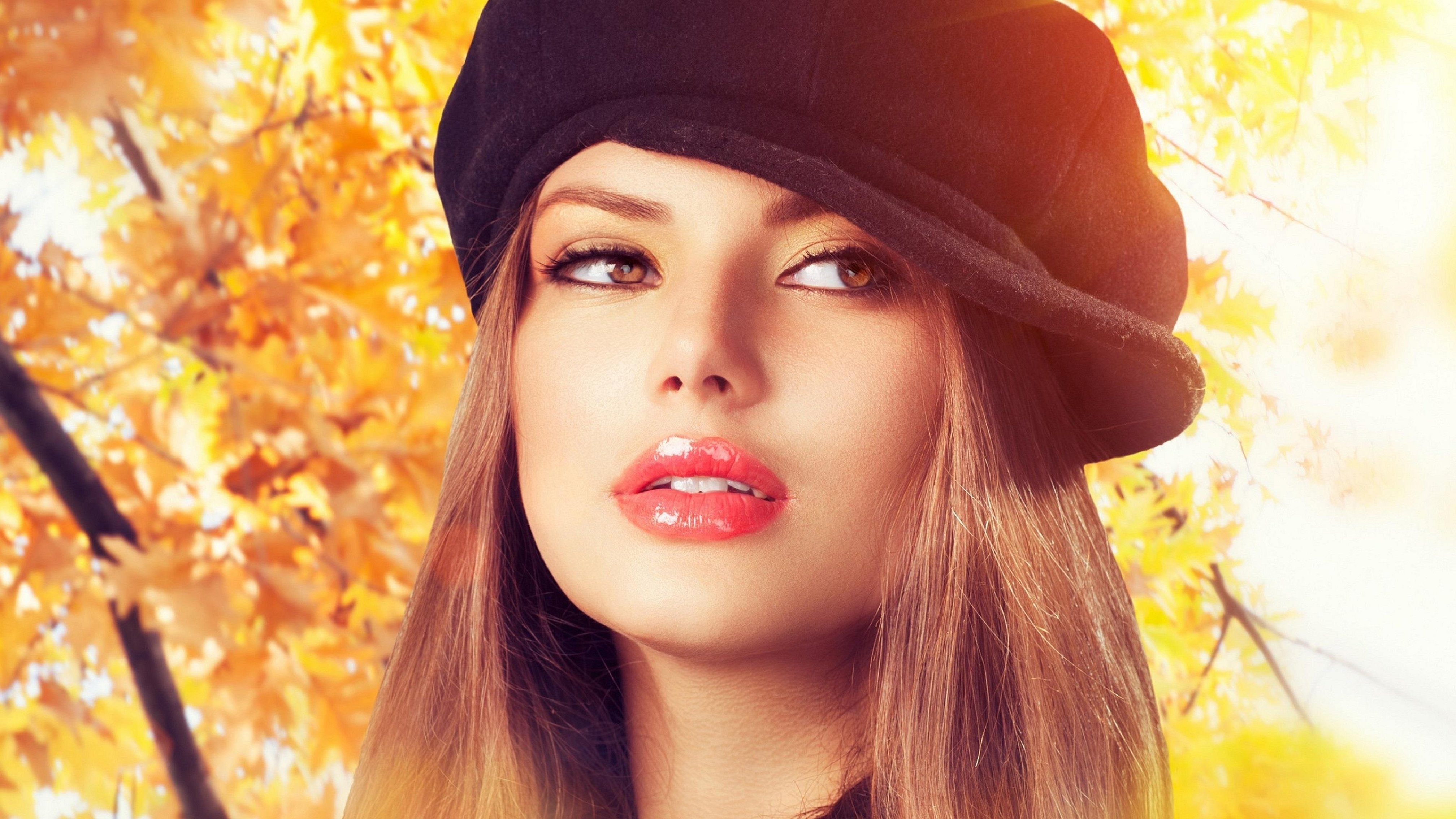 Девушка в шляпе осень