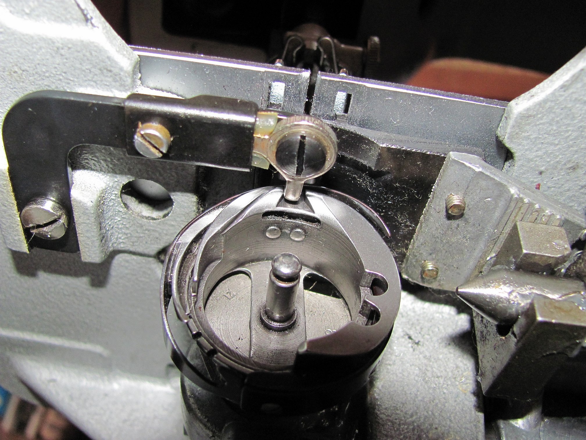 Механизм от швейной машинки для челнока