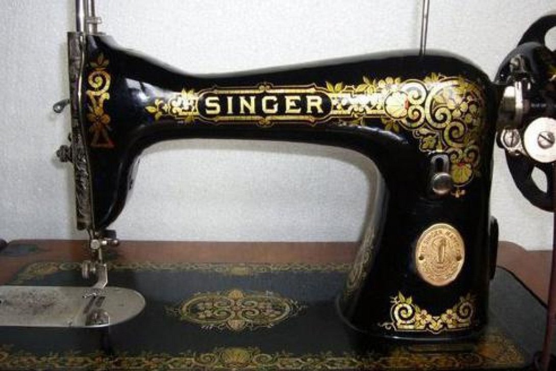 Старая швейная машинка зингер