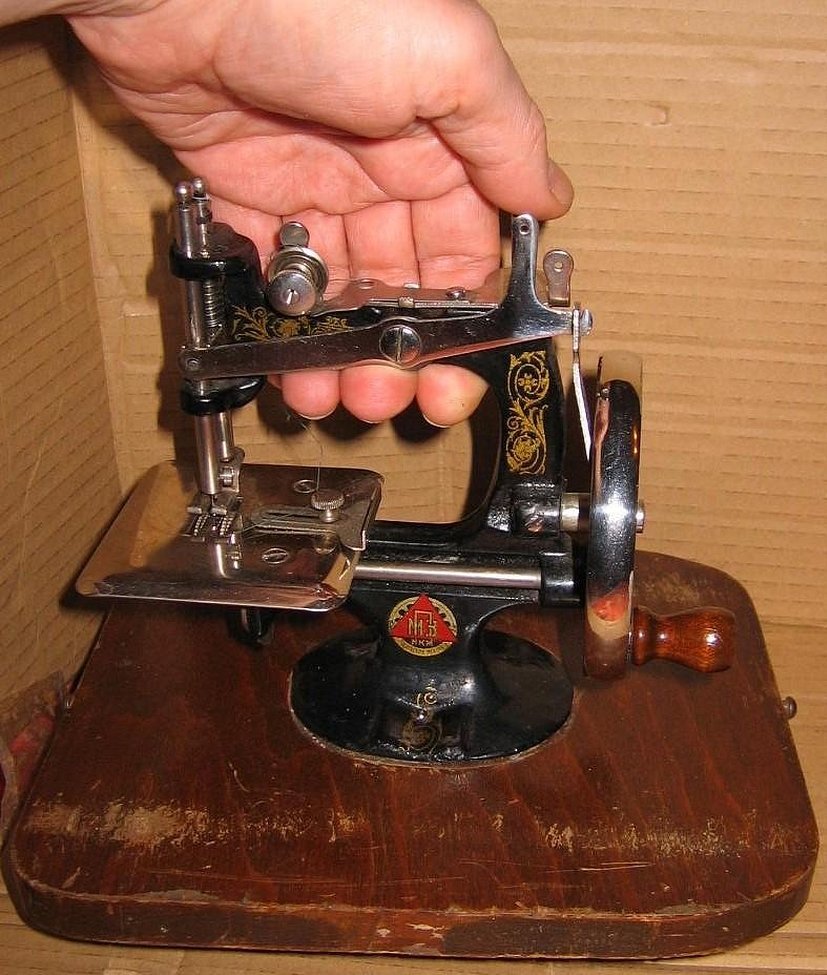 Механическая швейная машинка