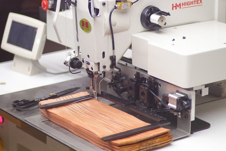 Автоматизированная швейная машинка hightex