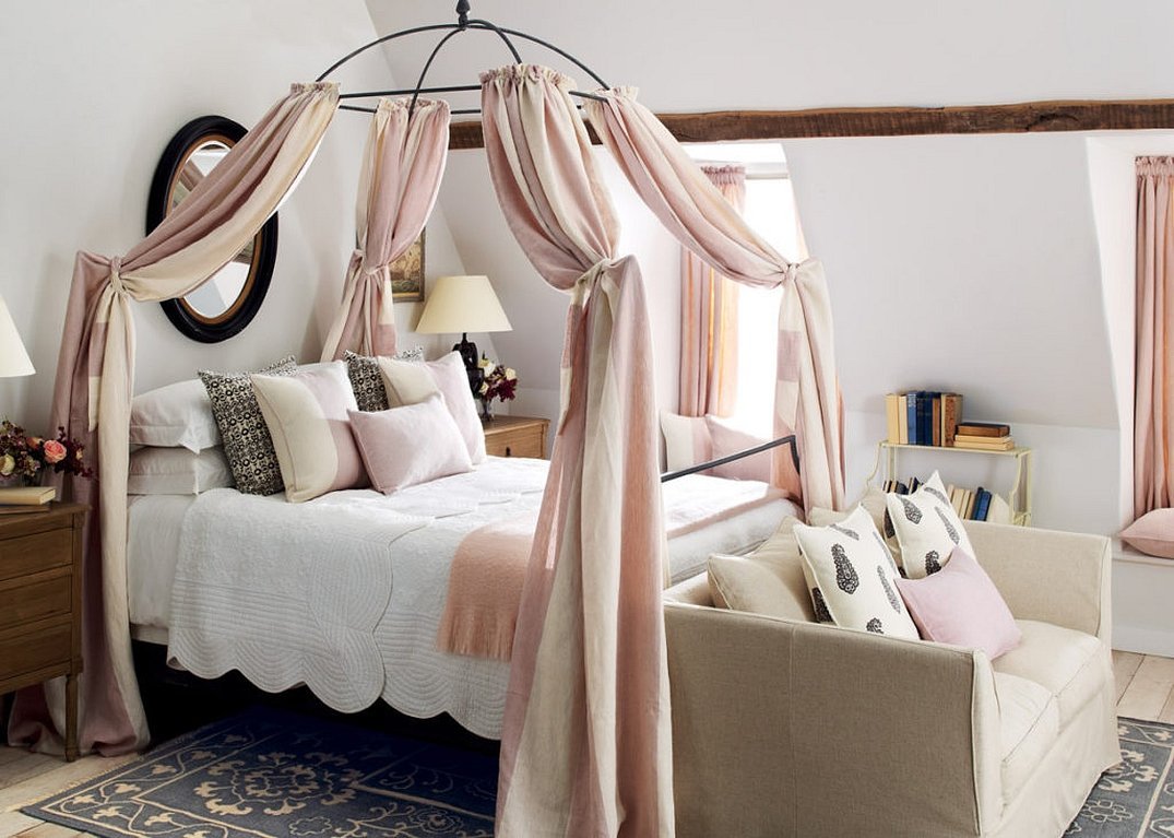 Кровать с балдахином во французском стиле