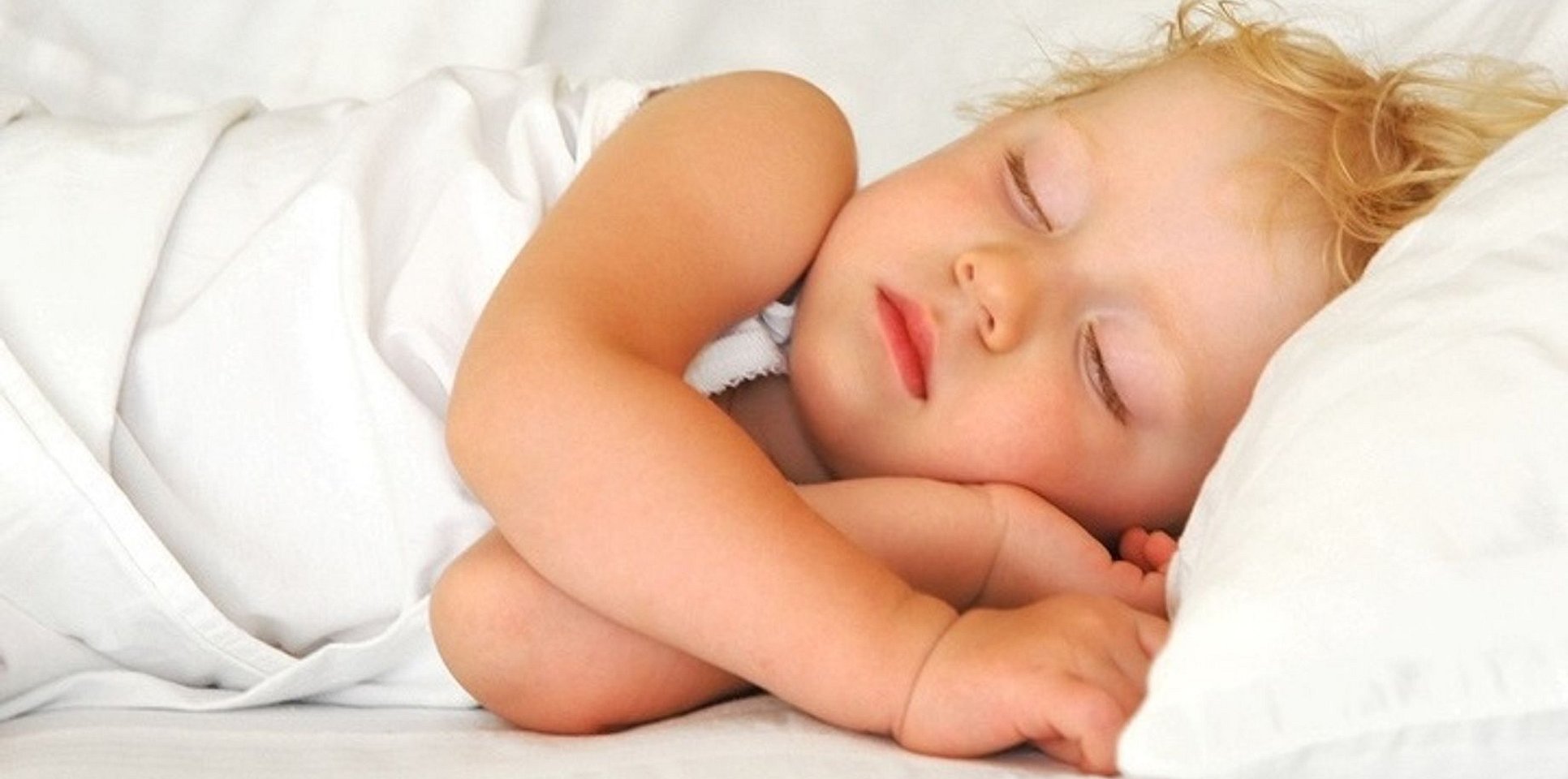 Здоровый сон ребенок спит