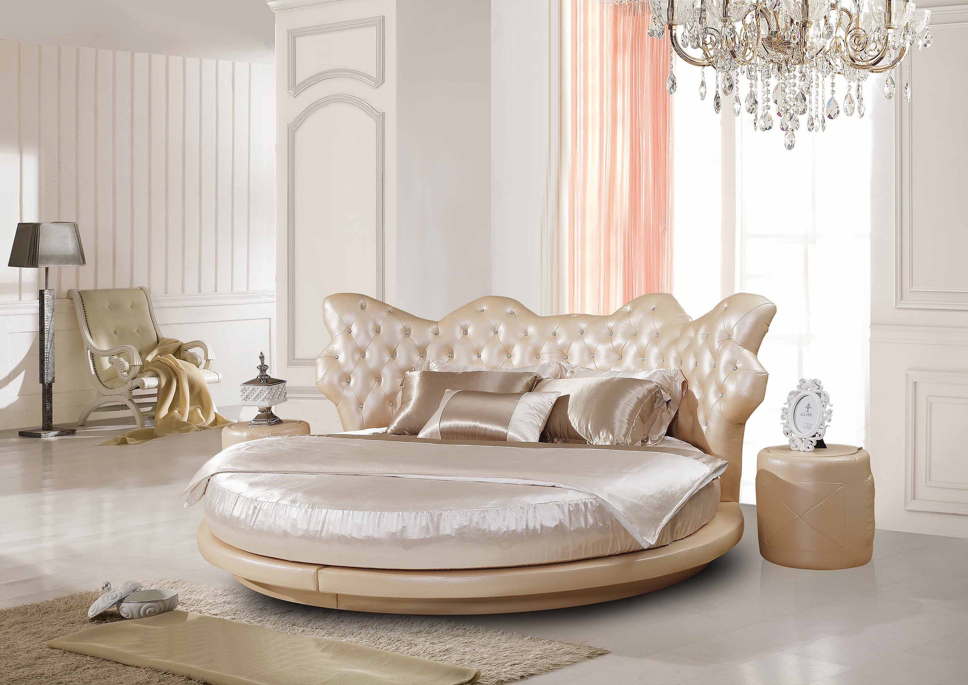 Круглая итальянская кровать в классическом стиле