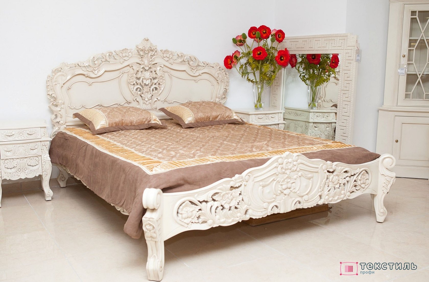 Кровать в стиле барокко с резным изголовьем