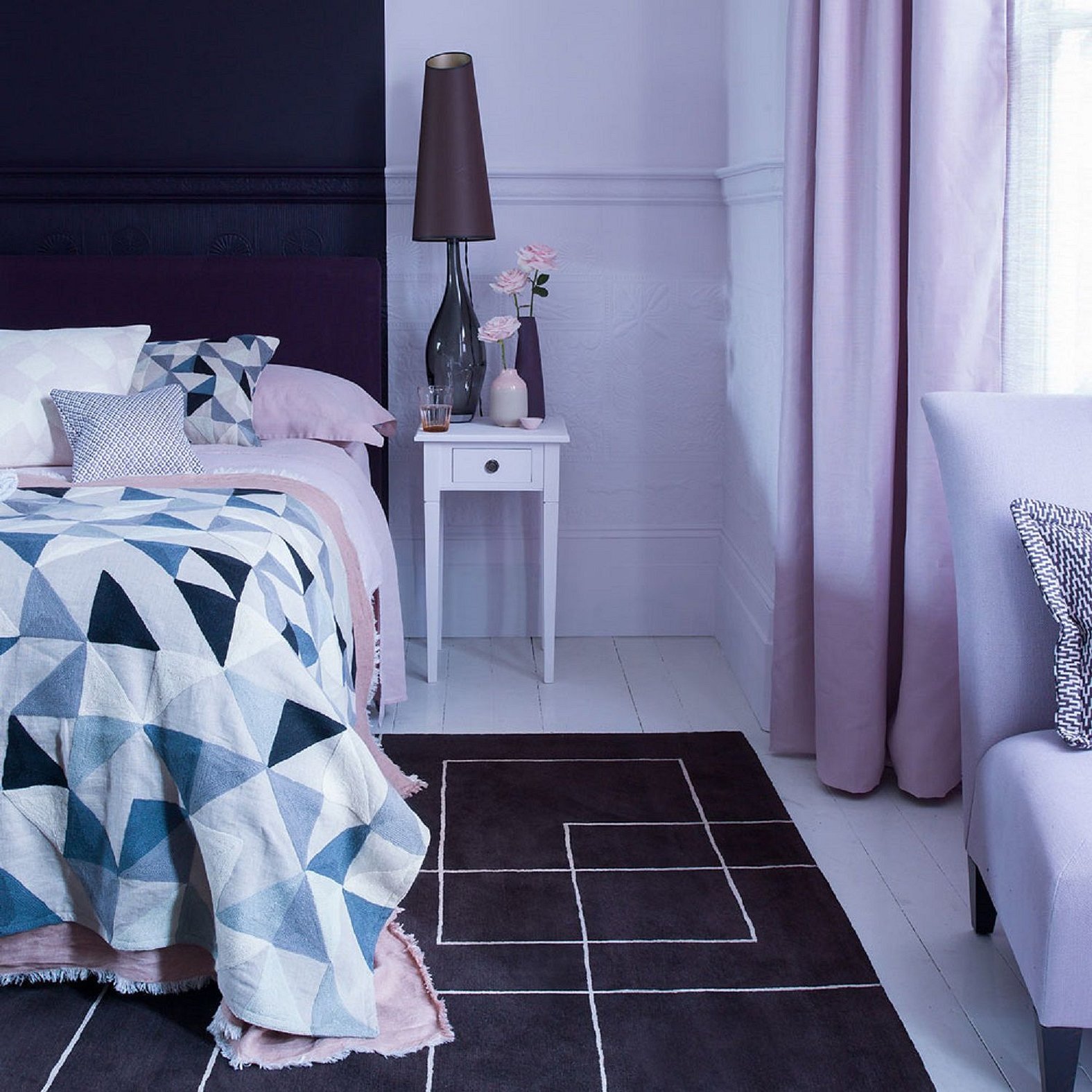 Фиолетовый голубой спальни интерьер