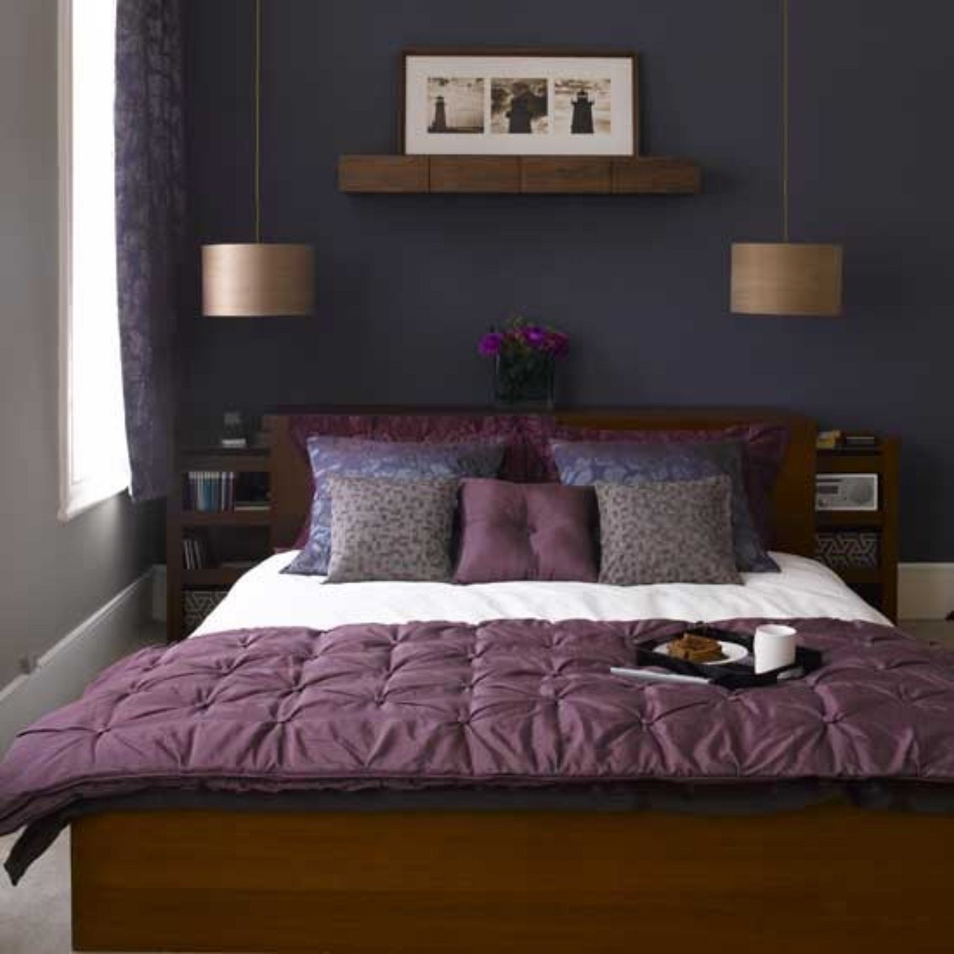 Интерьер фиолетовый спальни маленькой площади