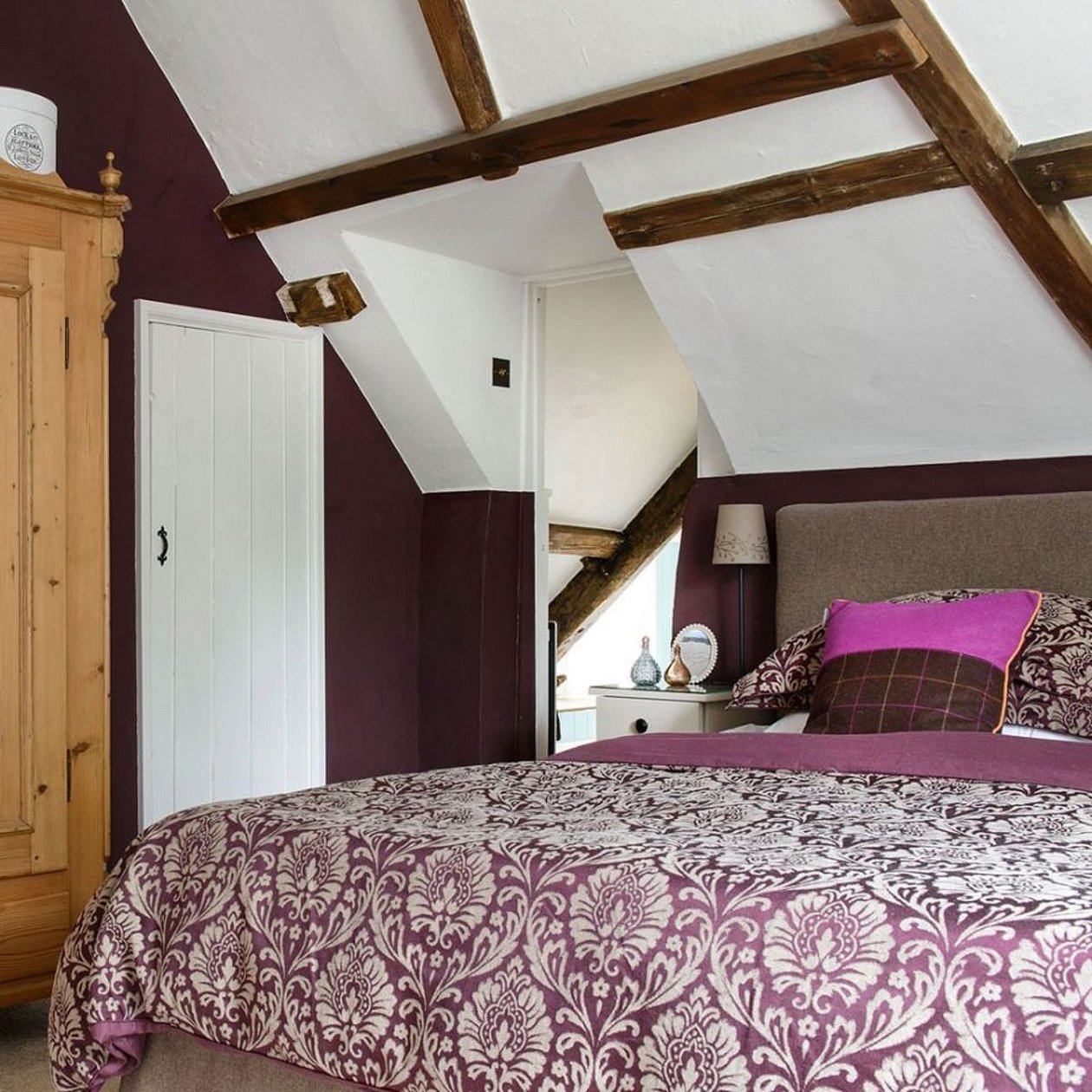 Спальня мансарда лиловый цвет
