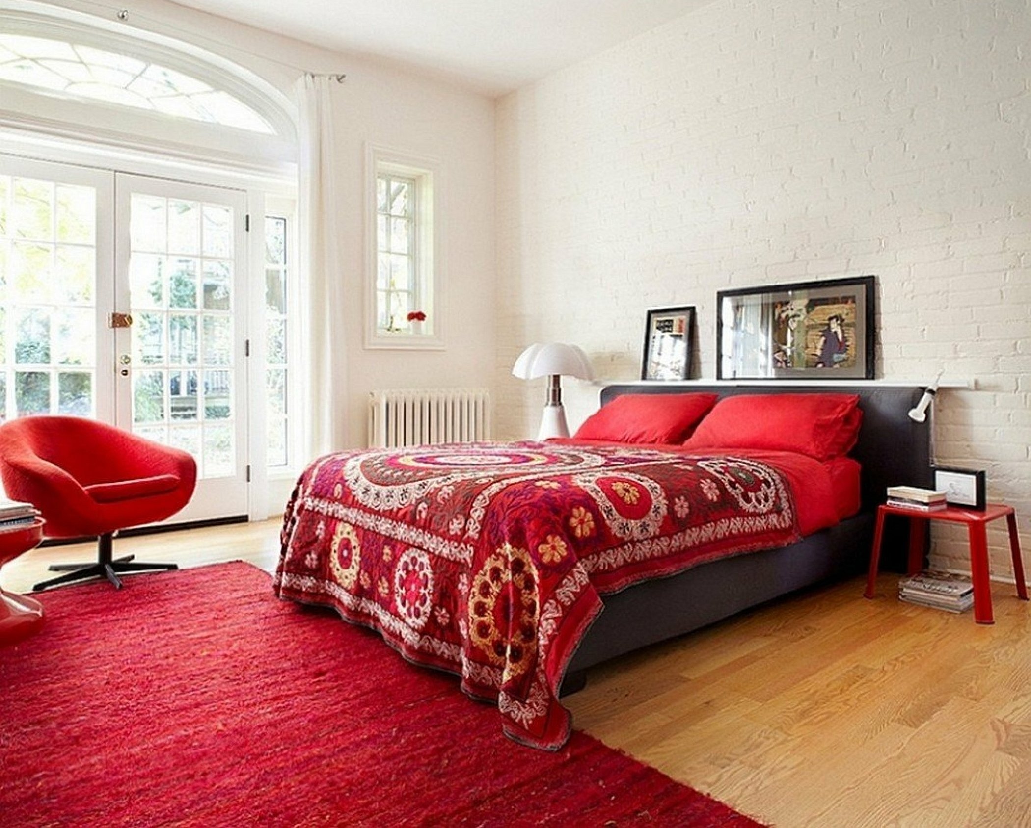 Скандинавский интерьер спальня с яркими коврами