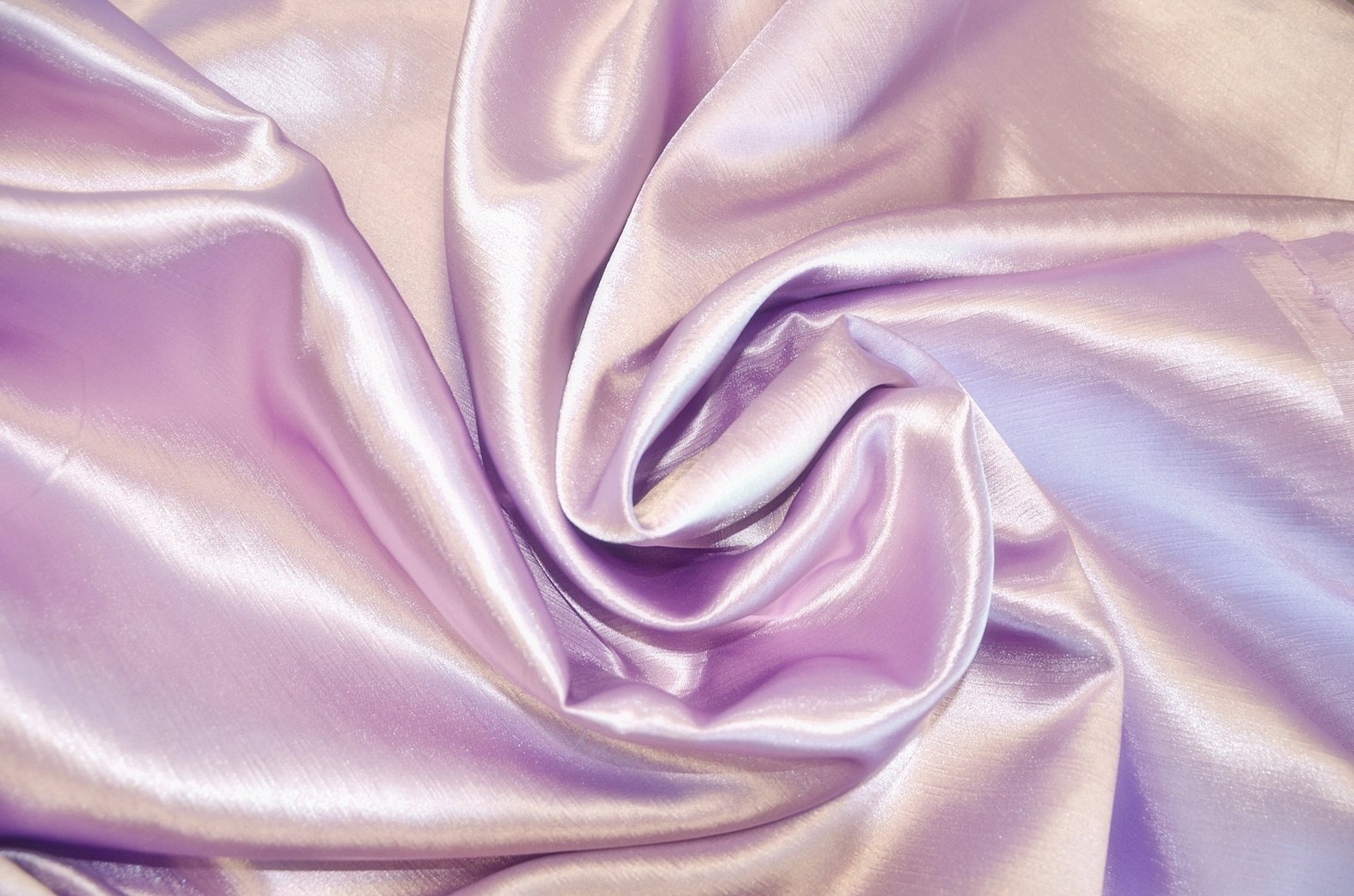 Перламутровый фиолетовый. Атлас ткань. Атласный шелк. Ткань атлас шелк. Фиолетовый шелк.