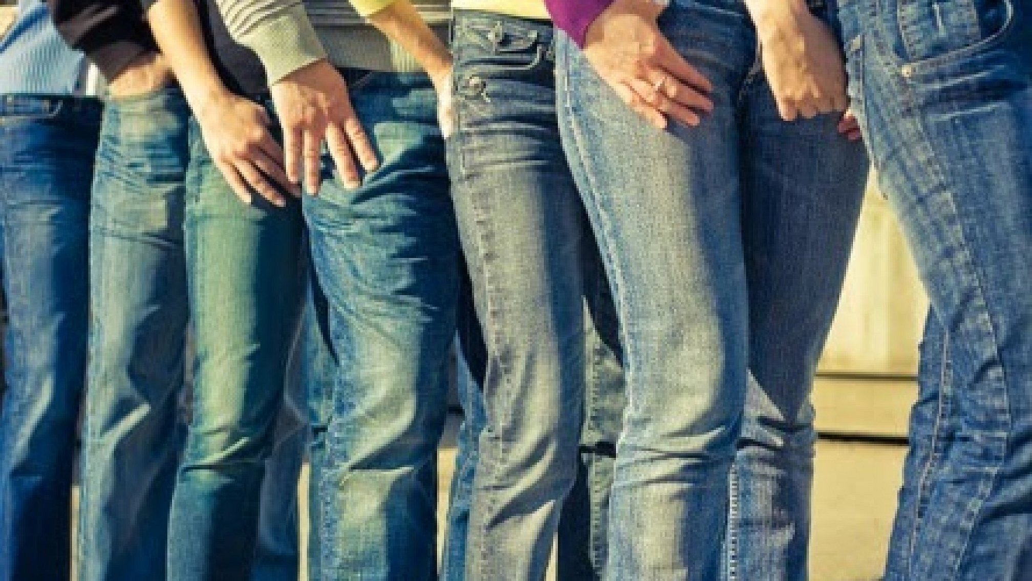 Женщина в джинсах