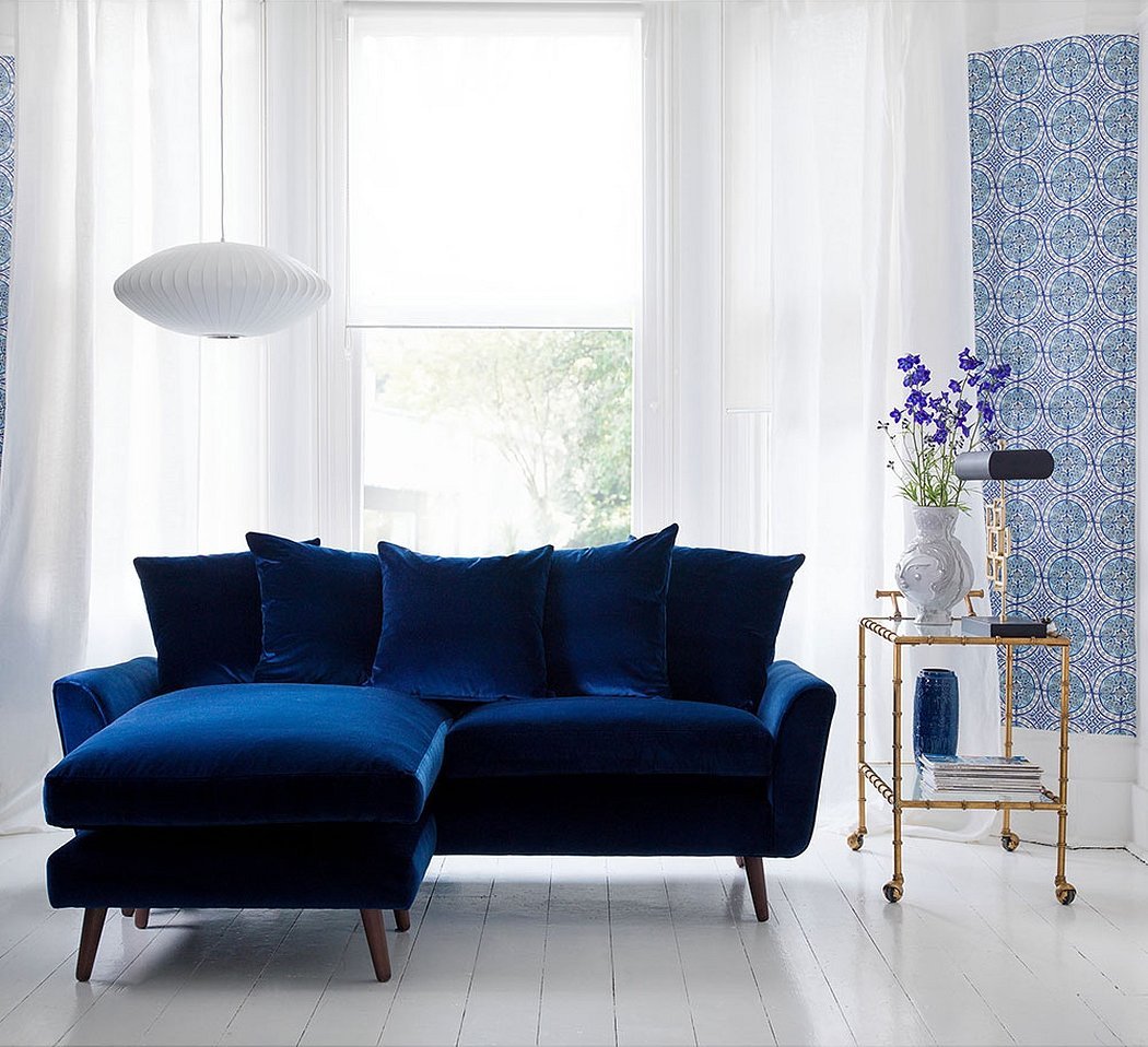 Синий диван и кресло в интерьере