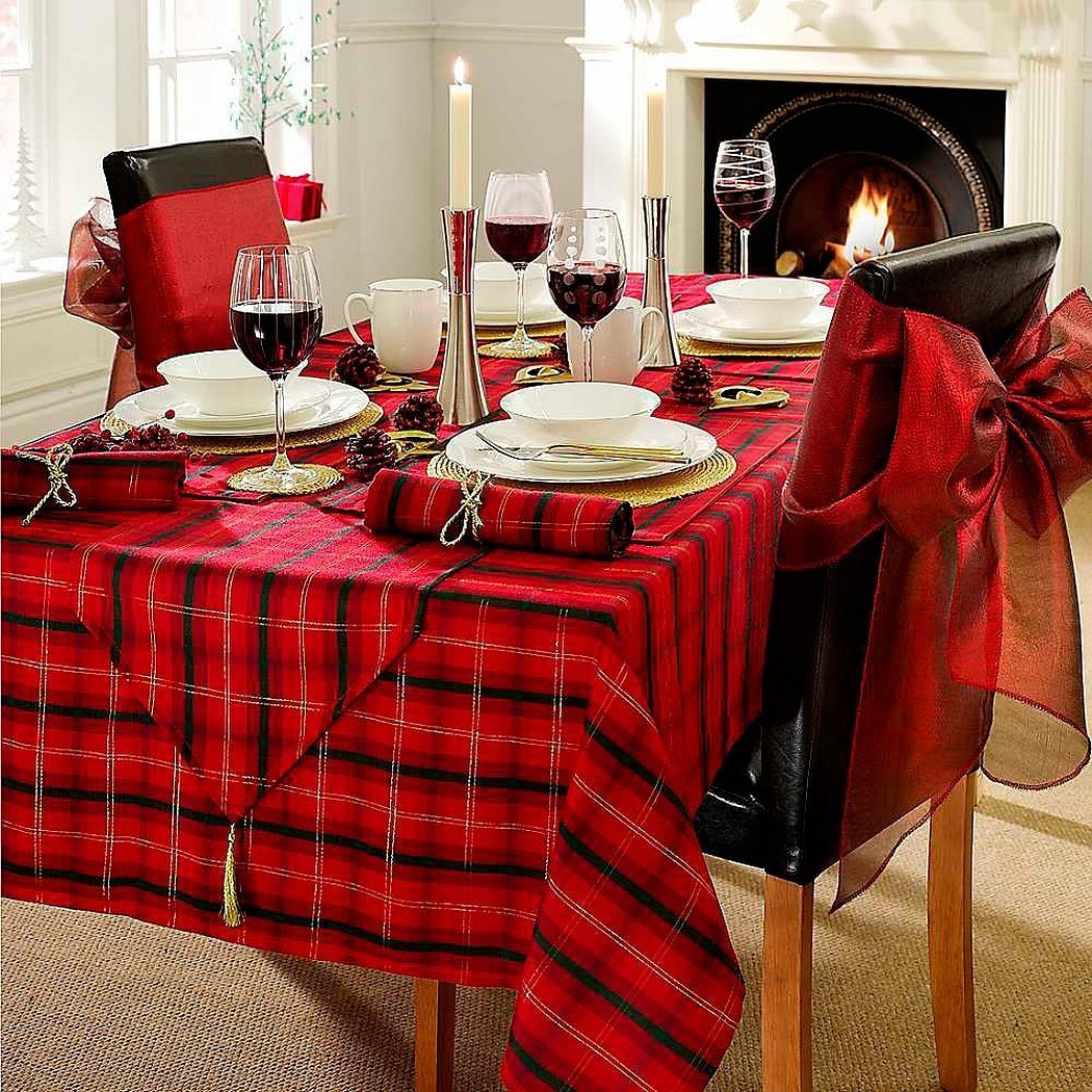 Сервировка праздничного стола с красной скатертью