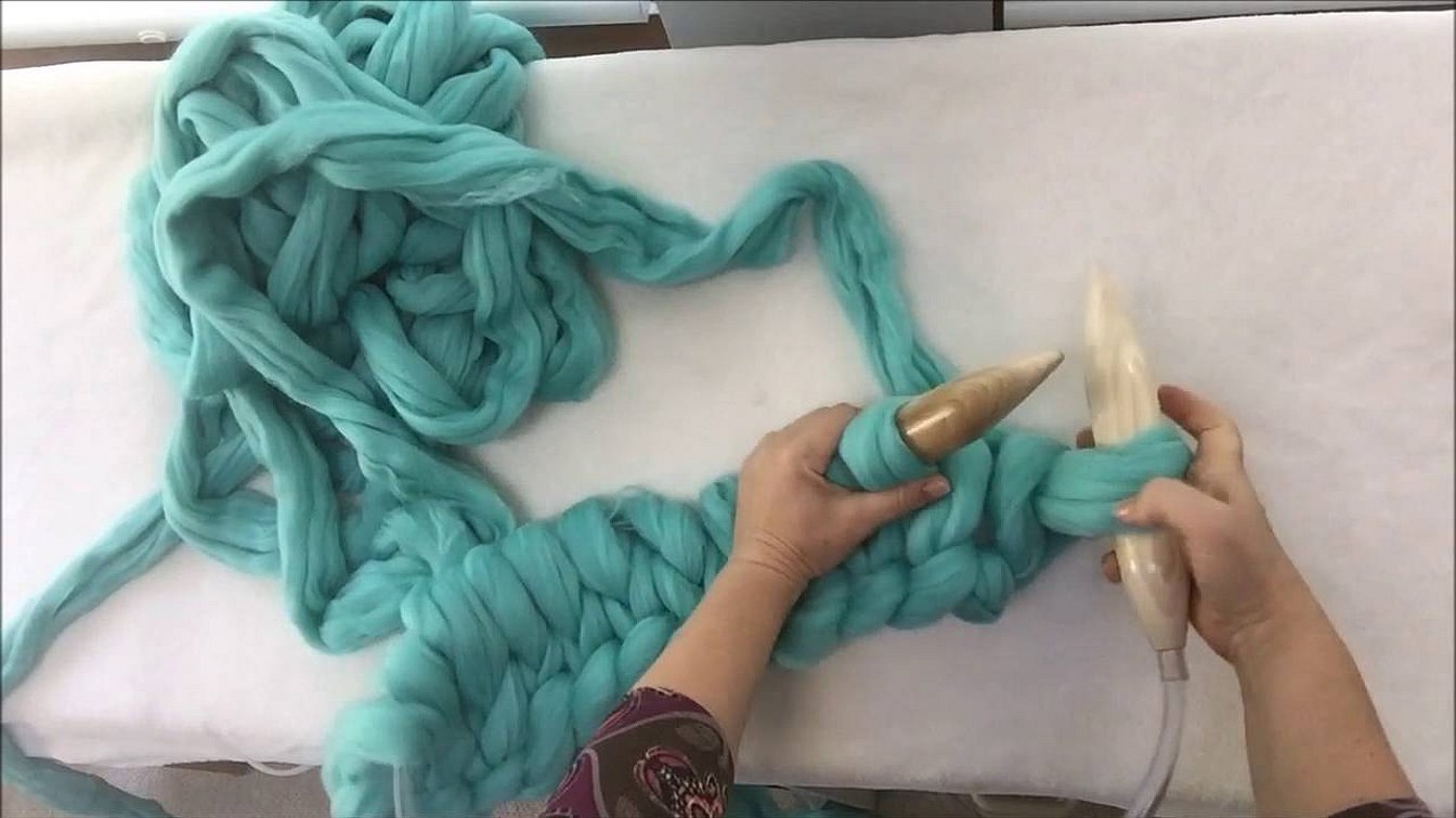 Вязание руками без спиц и крючка для начинающих из пряжи коврик