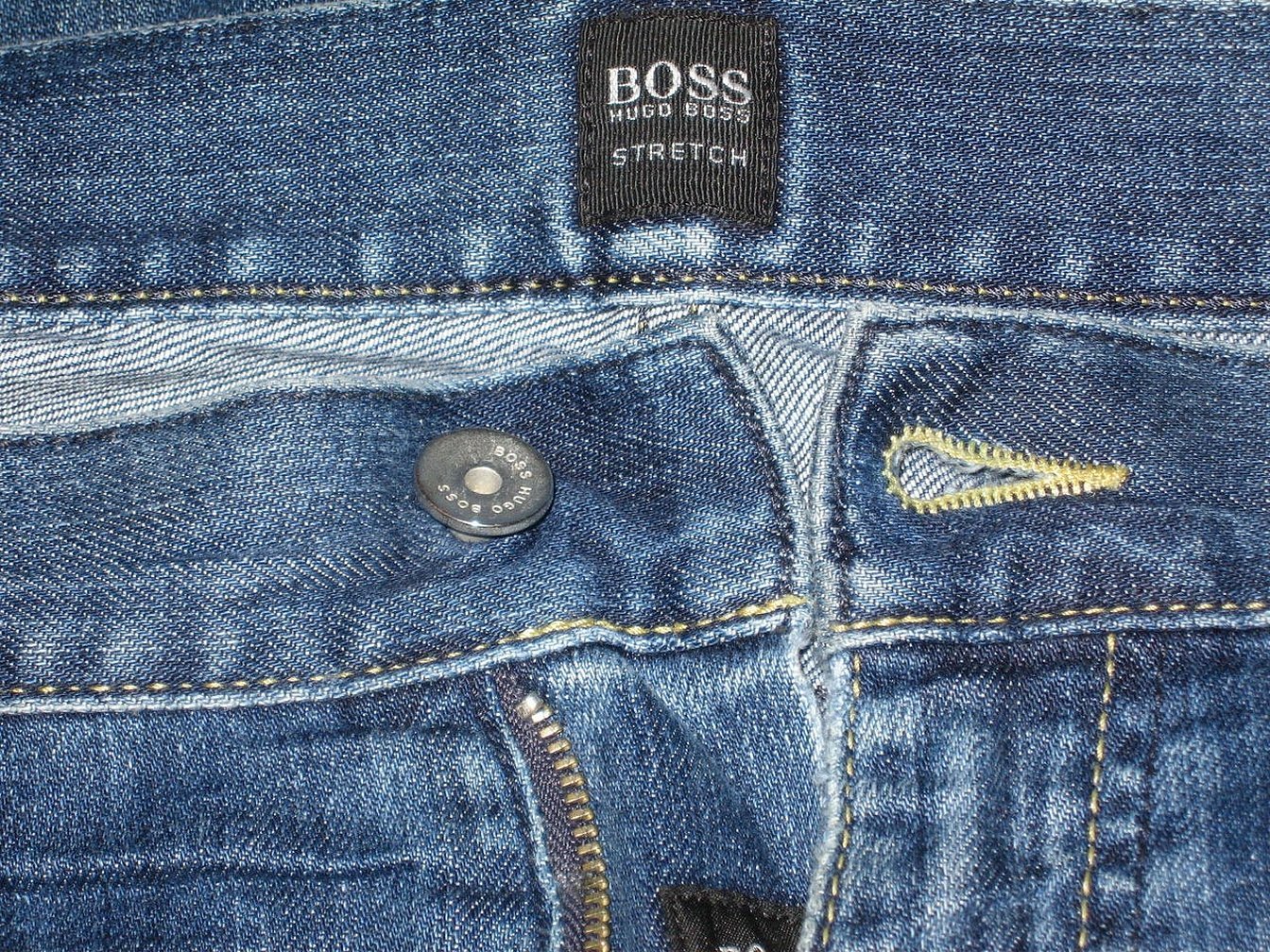 Клепки на карманах джинсов