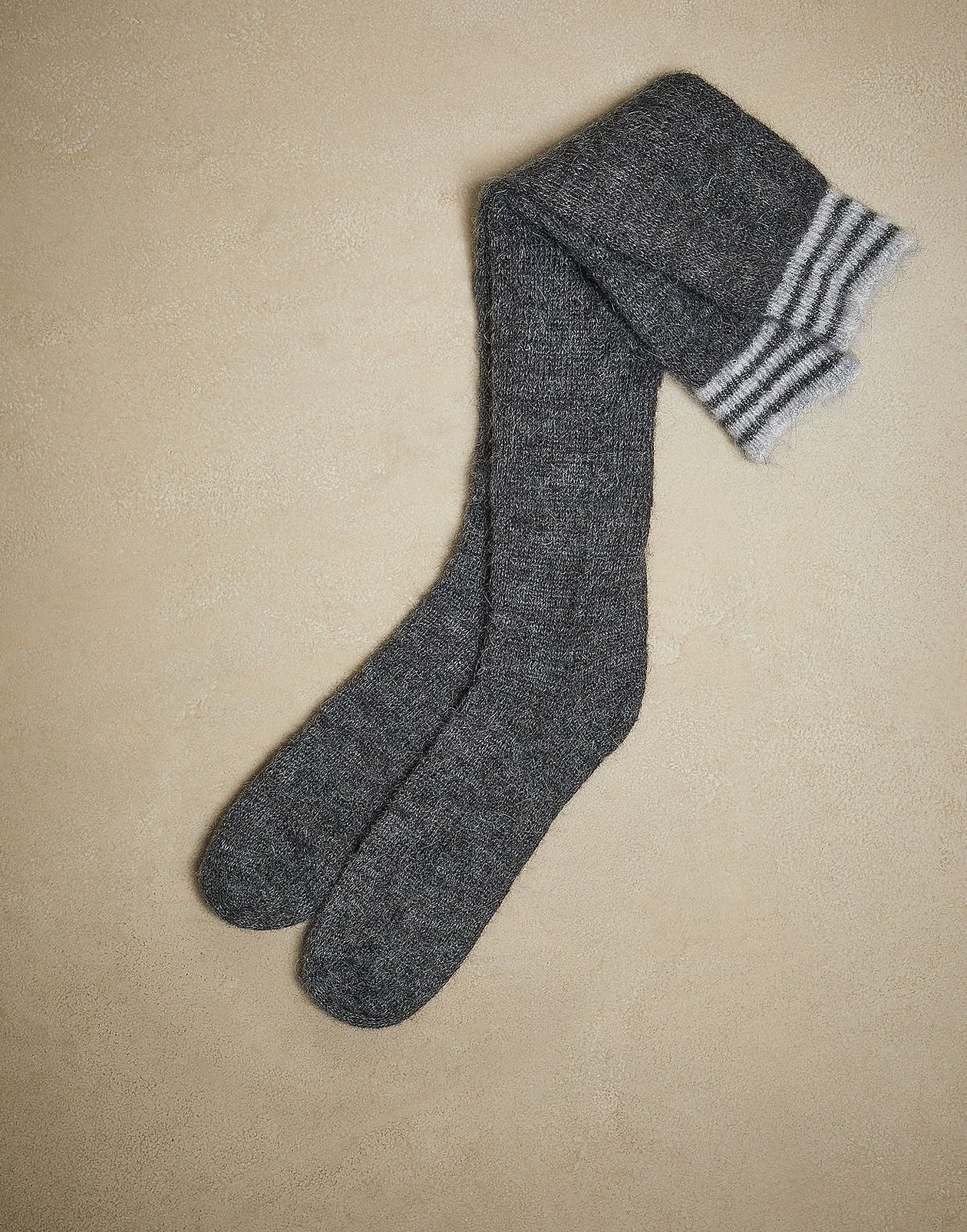 Вязаные носки серые шерстяные