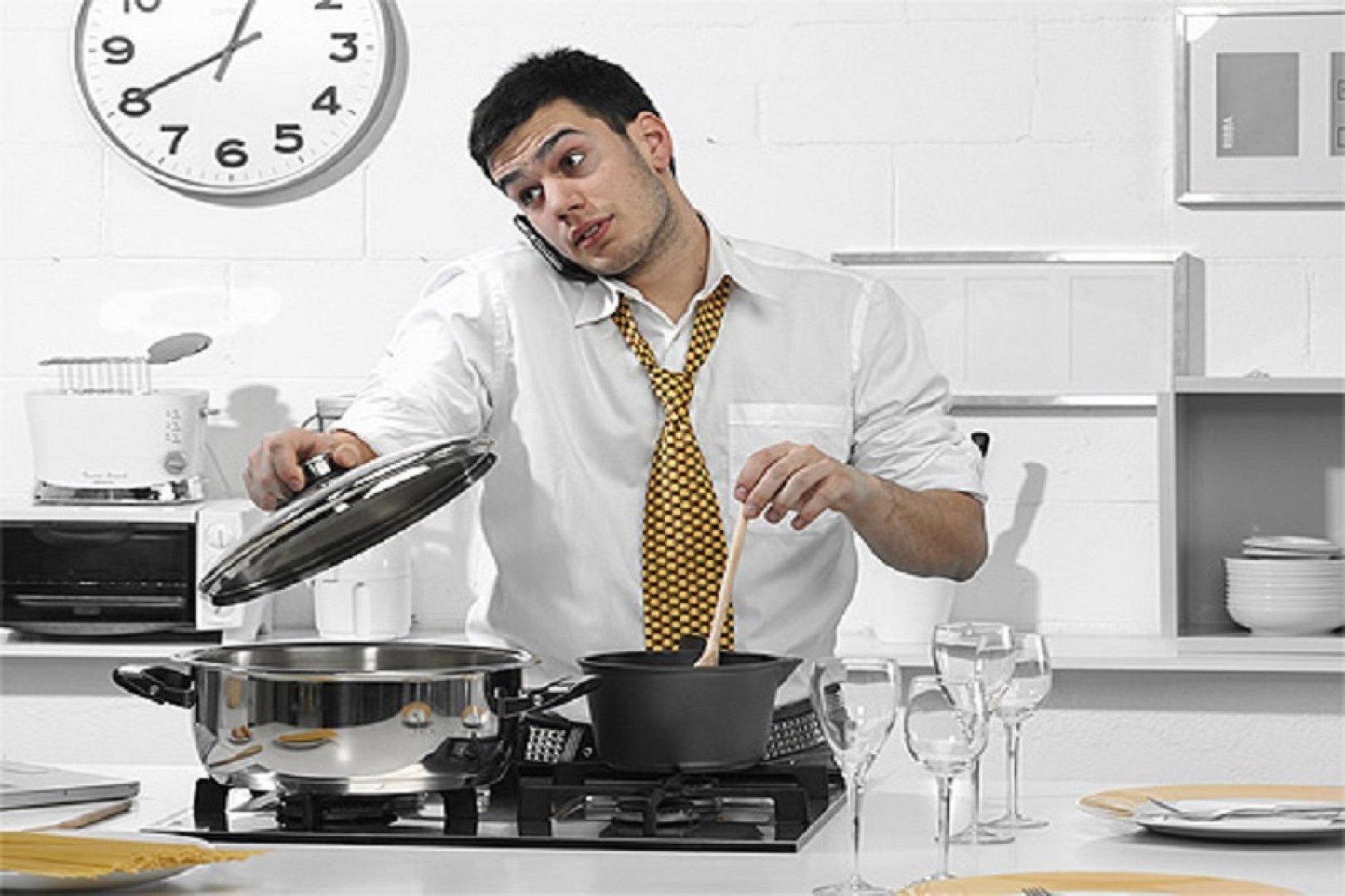 Что даже мужчины делать. Мужчина на кухне. Мужская фотосессия на кухне. Мужик готовит. Мужчина повар.