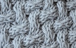 Акриловые и модакриловые волокна: преимущества перед синтетикой и уход за изделиями