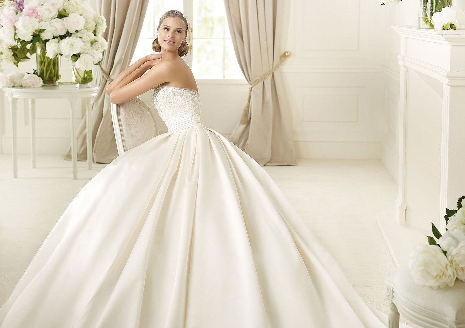 Платье атласное свадебное pronovias