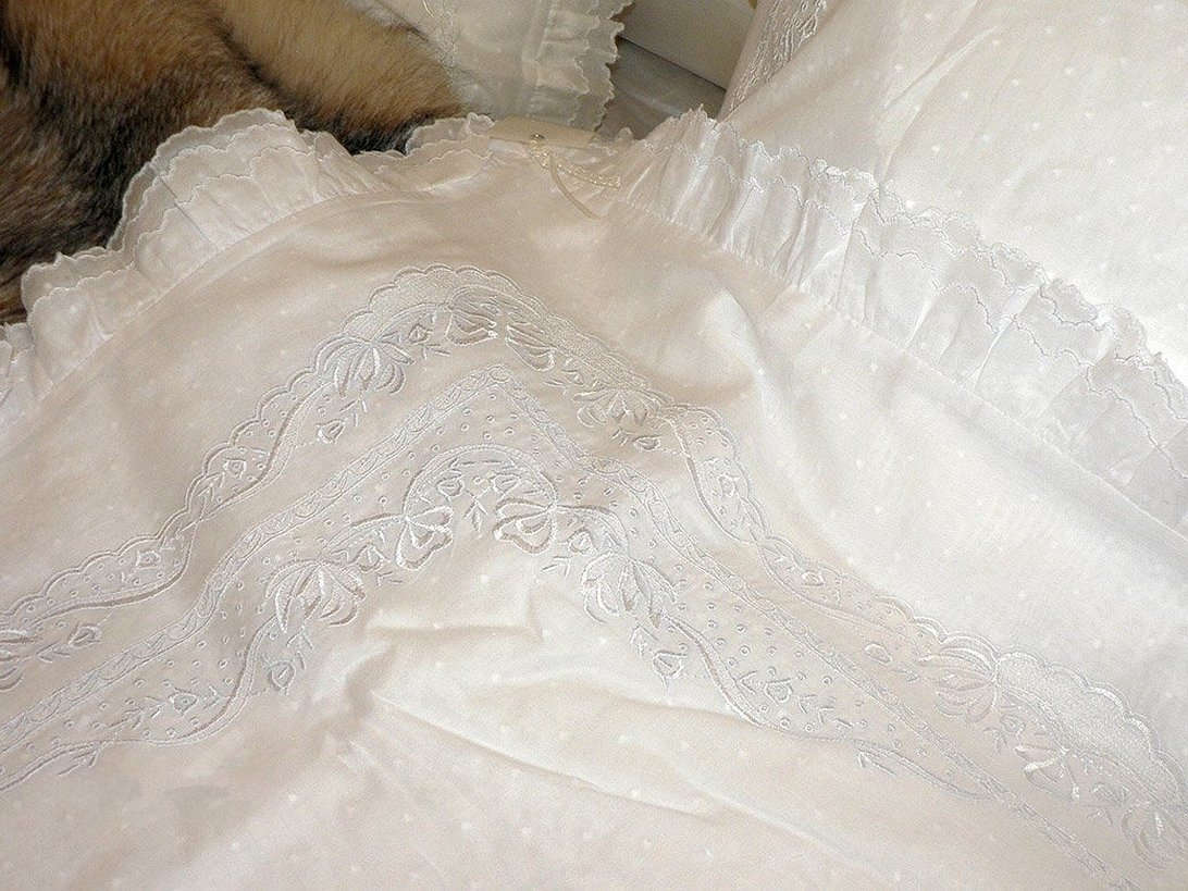 Белоснежное постельное белье с кружевами