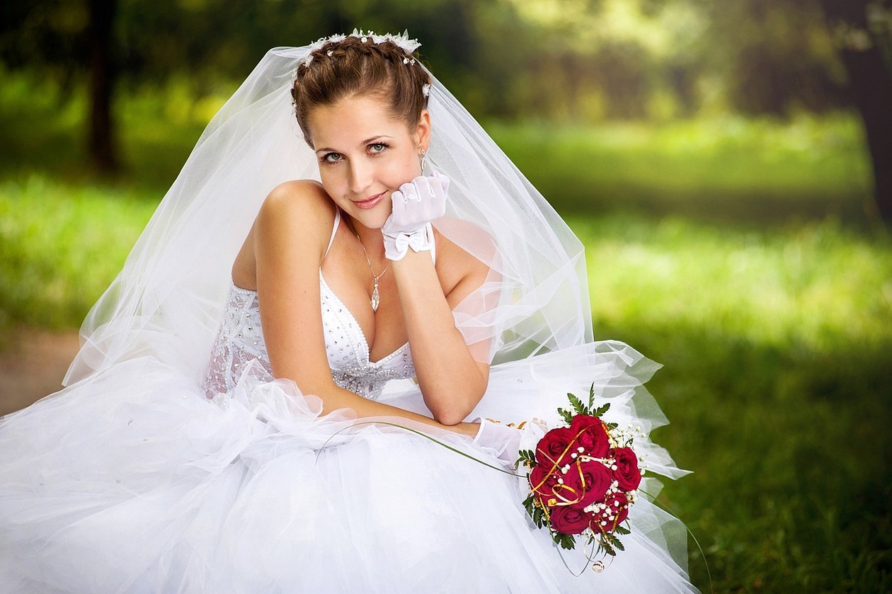 Красивая русская невеста. Невеста. Девушка невеста. Фотосессия невесты. Фотосессия в свадебном платье.