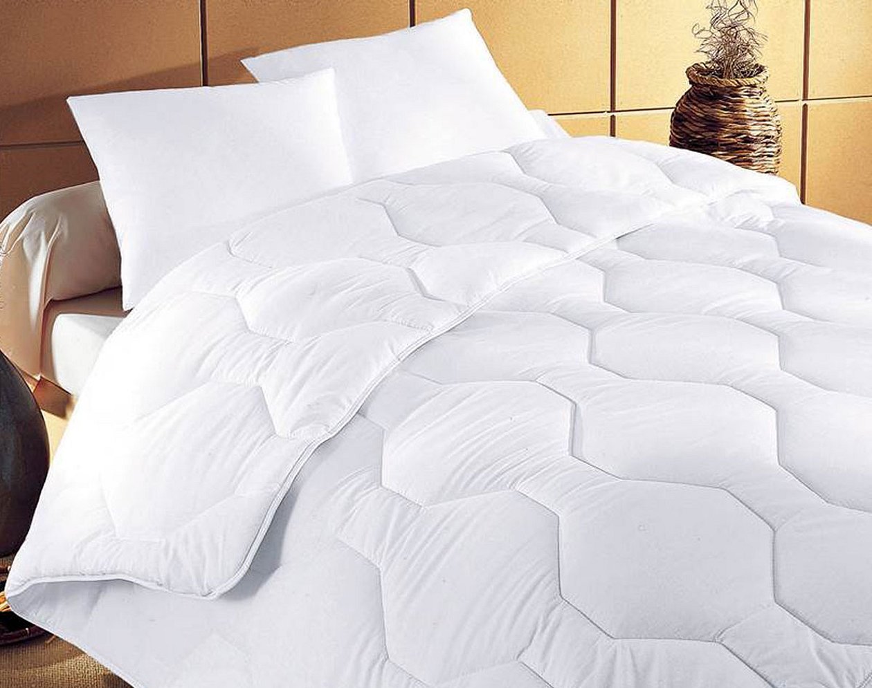 Белое красивое одеяло