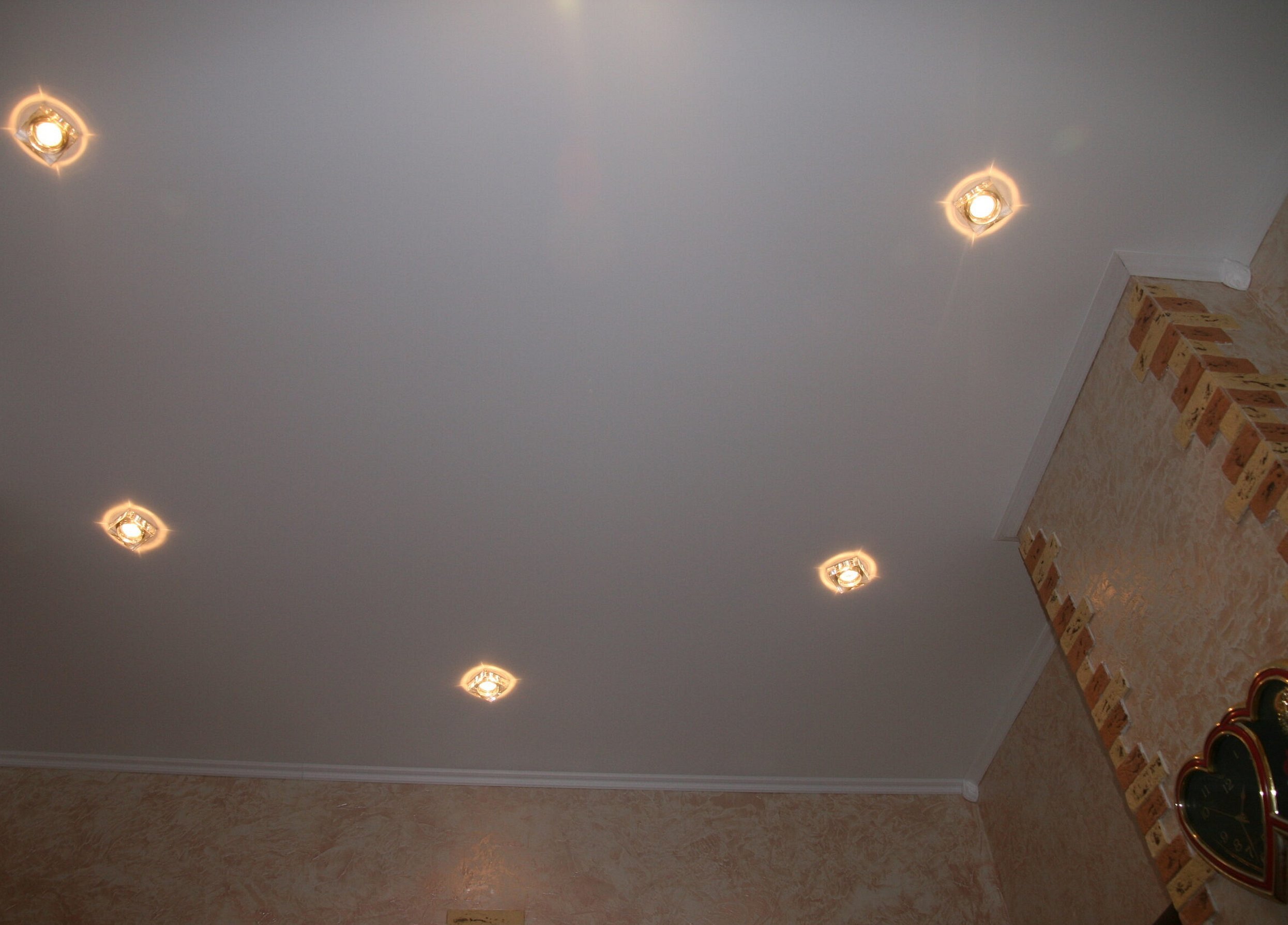 Натяжной потолок расположение светильников