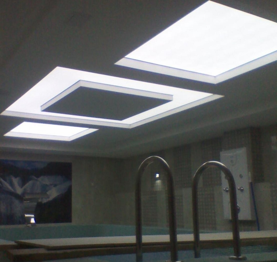 Потолок из гипсокартона с подсветкой фигуры