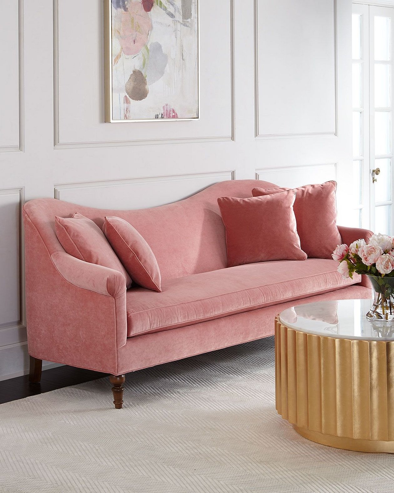 Cat sofa розовые. Диван вельвет Пинк. Диван Поли Velvet Pink. Розовый диван в интерьере. Розовый диванчик.