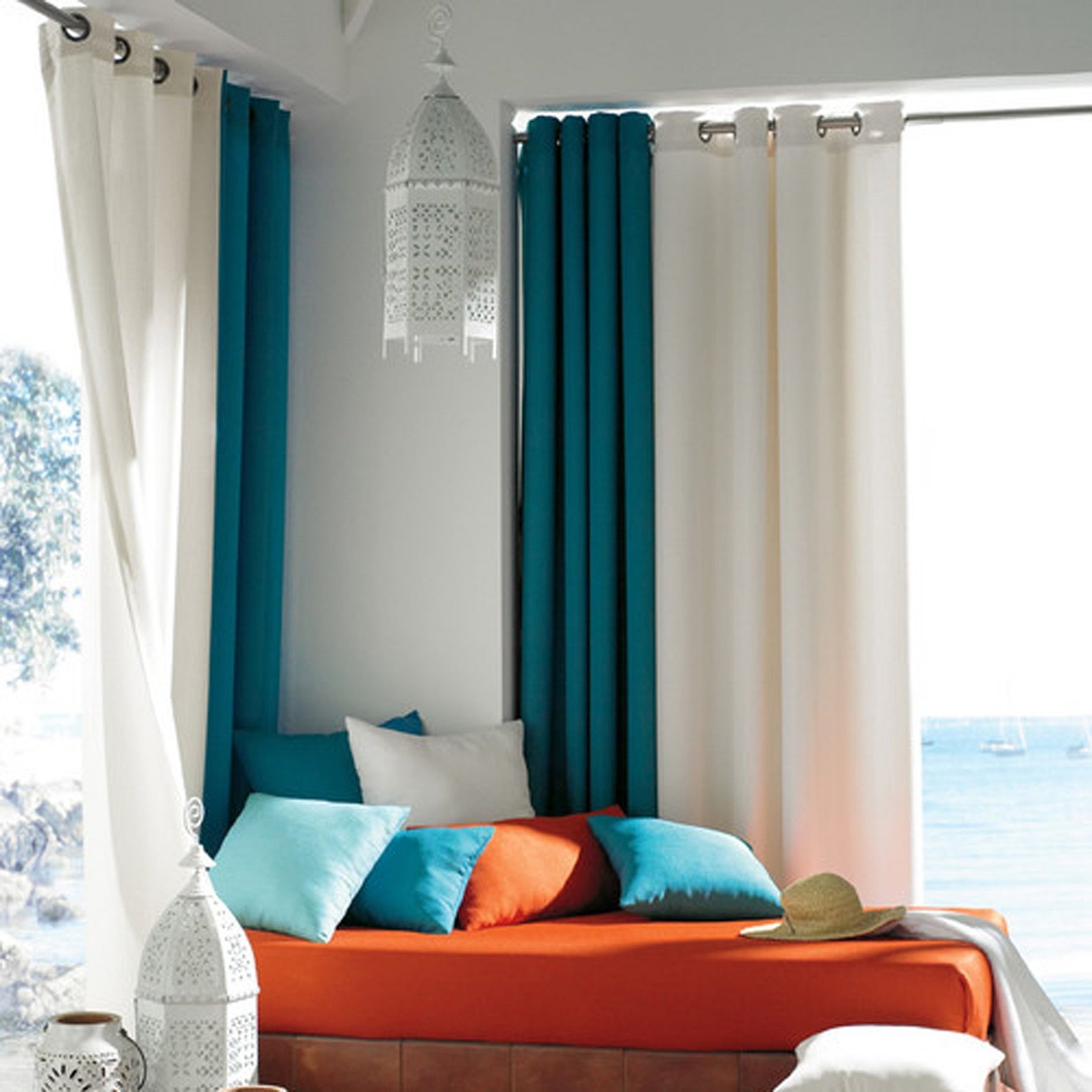 Дизайн спальни с бирюзовыми шторами