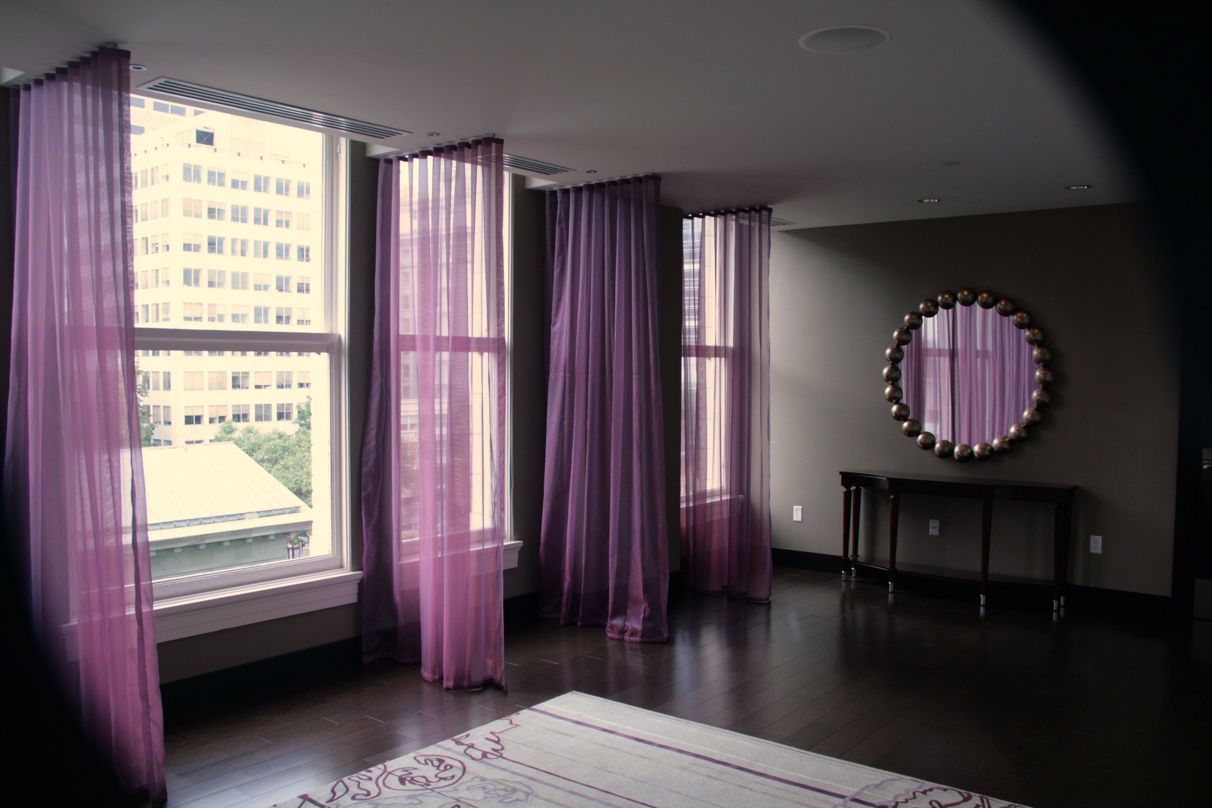 Интерьер комнаты с фиолетовыми шторами