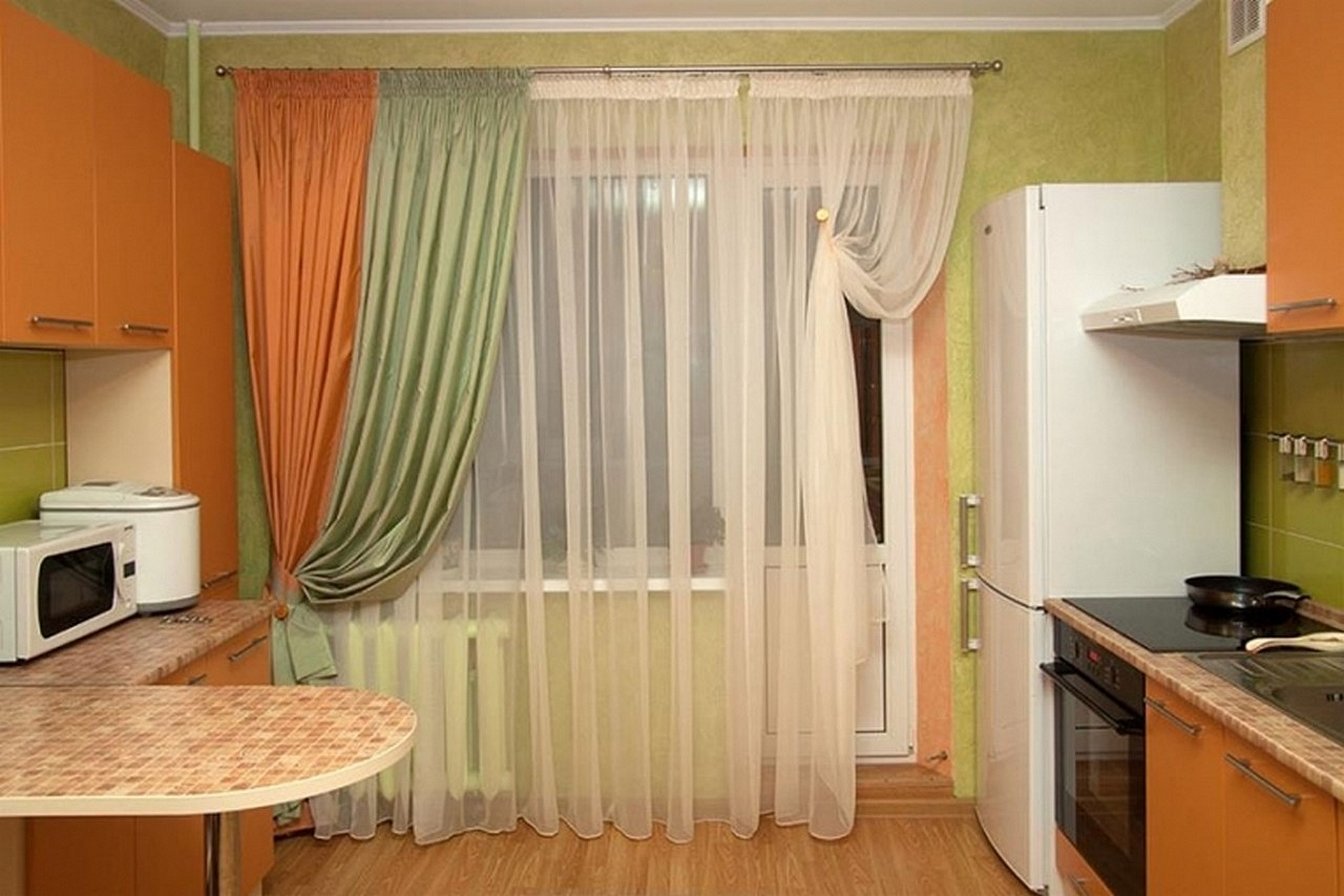 Дизайн штор для кухни с балконной дверью