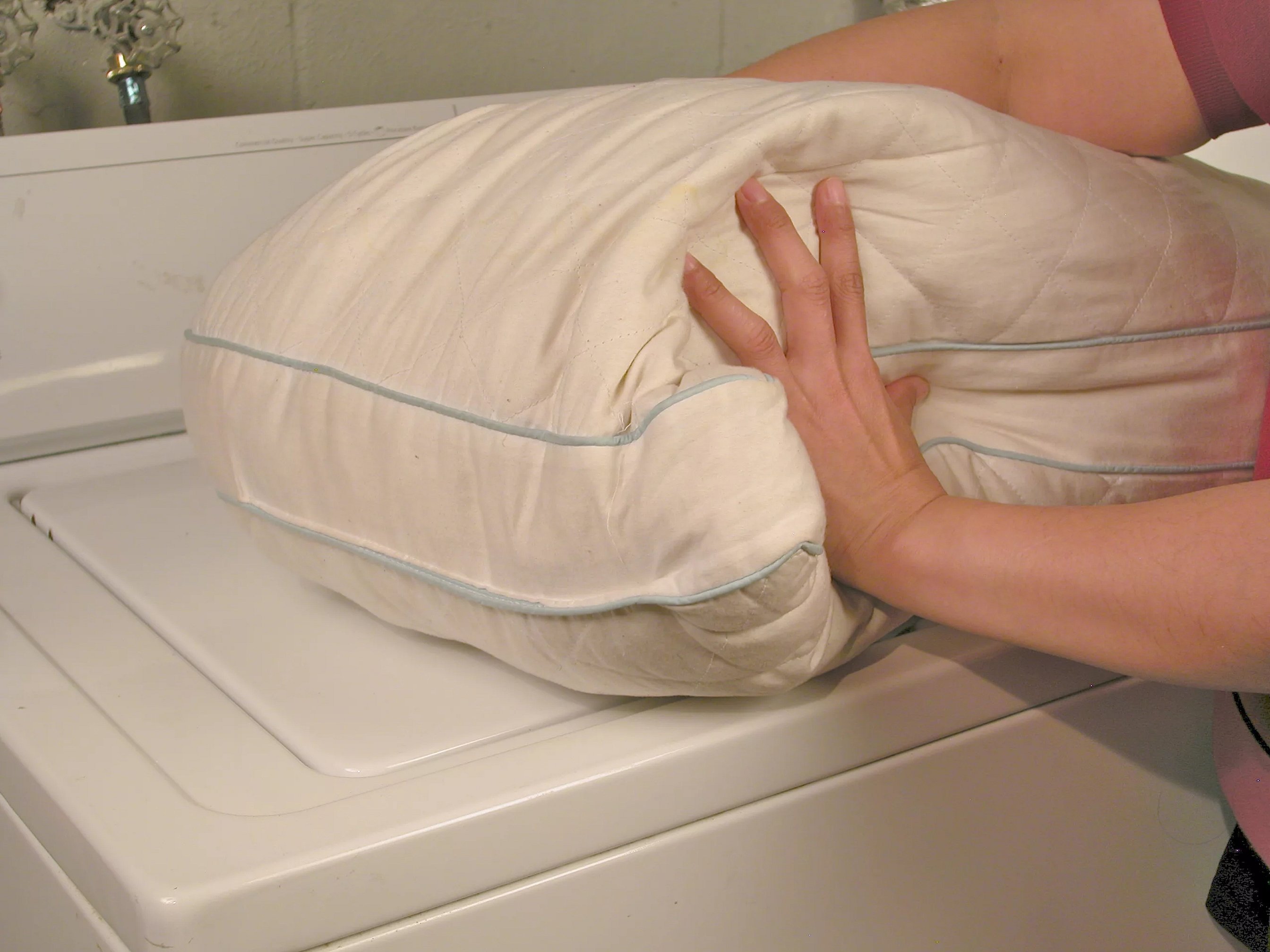 Можно постирать подушку в стиральной машине. Стирка подушек. Стирка подушек в стиральной машине. Подушки для стиральной машины. Стирка подушек в стиральной машине из холлофайбера.
