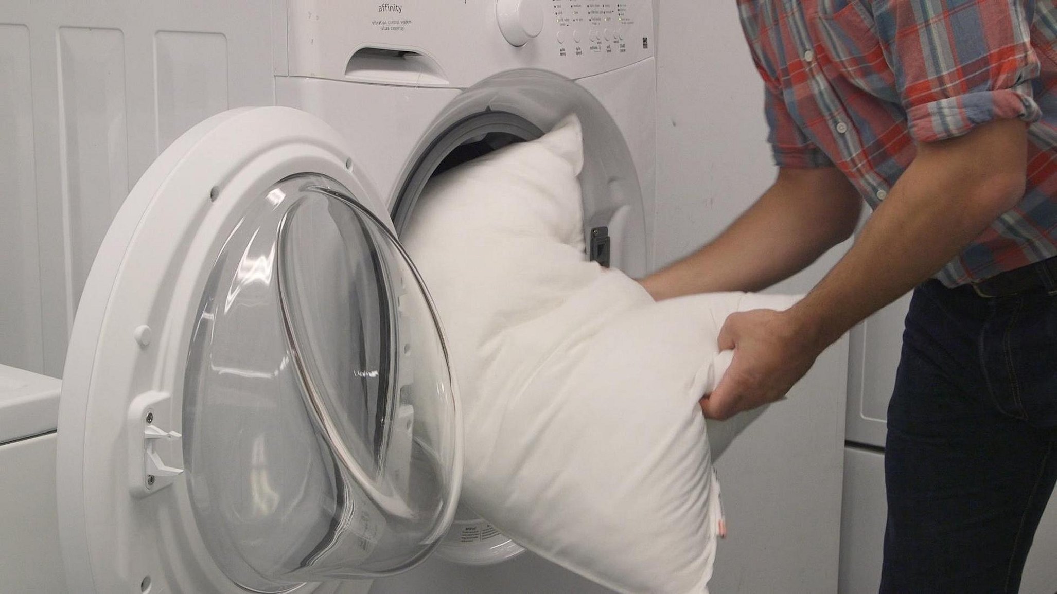 Можно стирать подушки в стиральной машине автомат. Стирка подушек. Стирка подушек в стиральной машине. Подушки для стиральной машины. Стирка подушек в стиральной машине из холлофайбера.