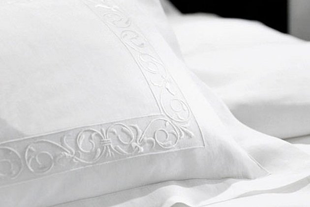 Белое постельное белье со стразами и кружевом