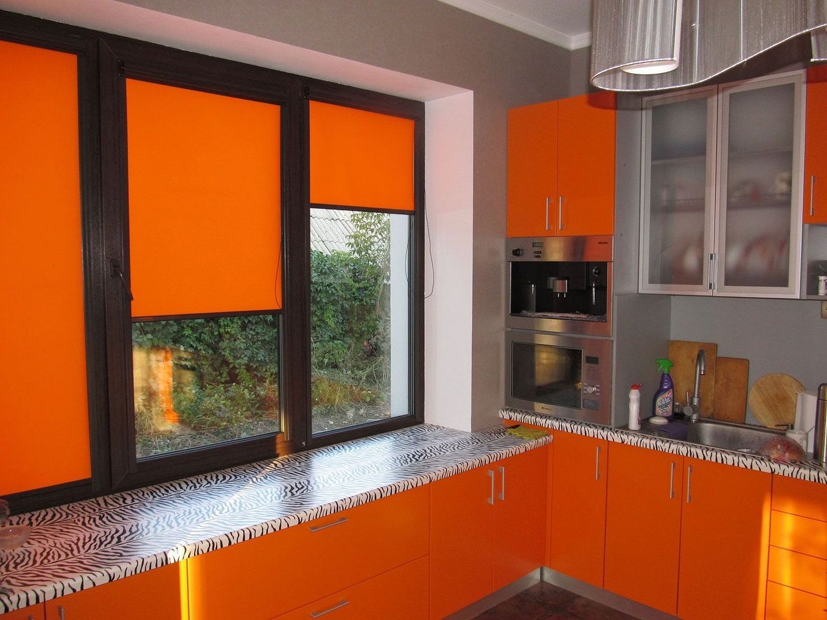 Рулонные шторы на окно кухни