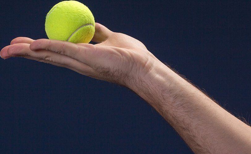 Мяч для тенниса в руке