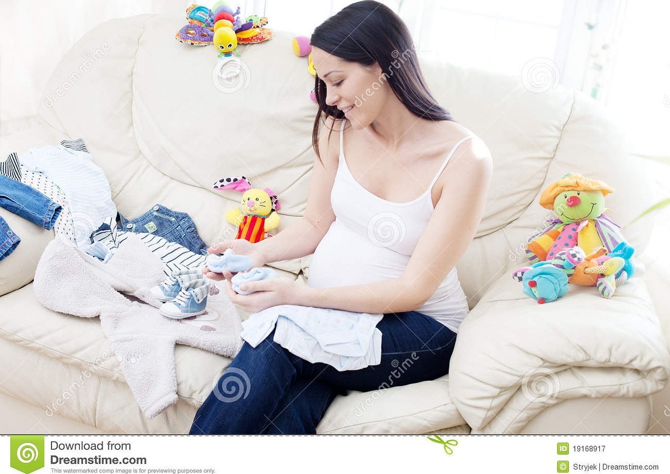 Беременная с вещами ребенка