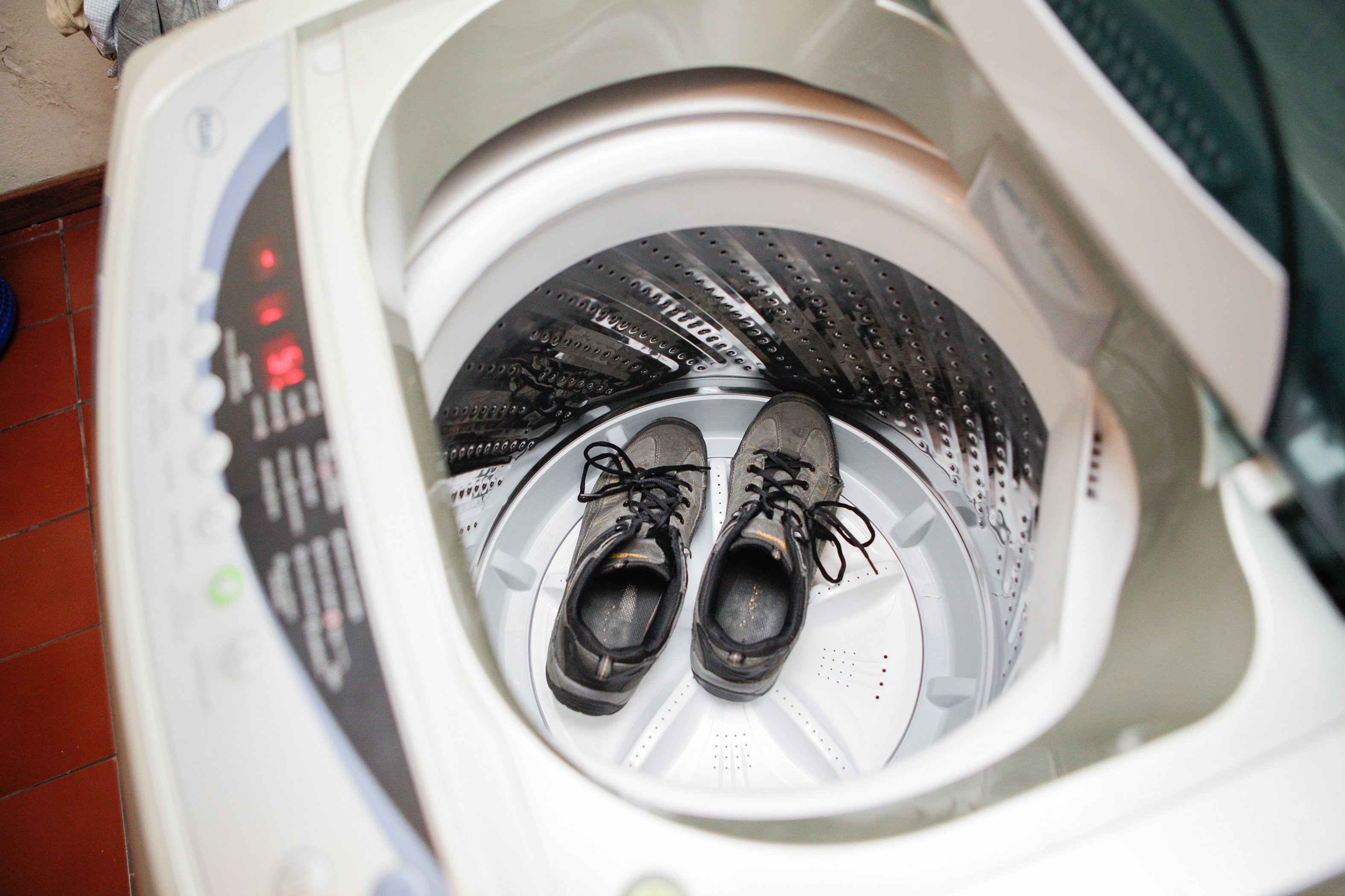 При какой температуре можно стирать кроссовки. Кроссовки в стиральной машине. Стиральная машина для обуви. Стиральная машина для кроссовок. Машинка для стирки кроссовок.
