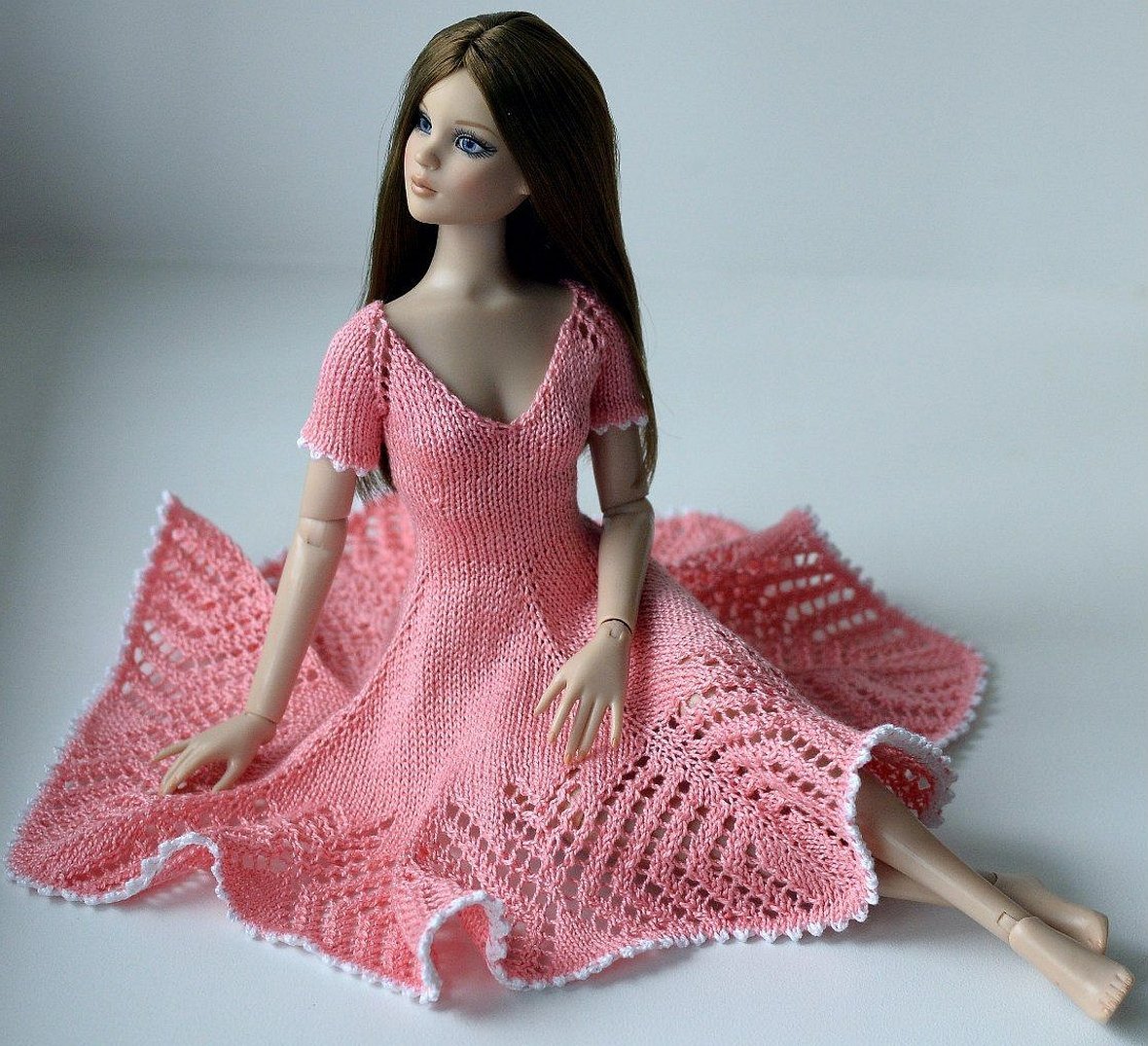 Вязаное платья для куклы барби розовое